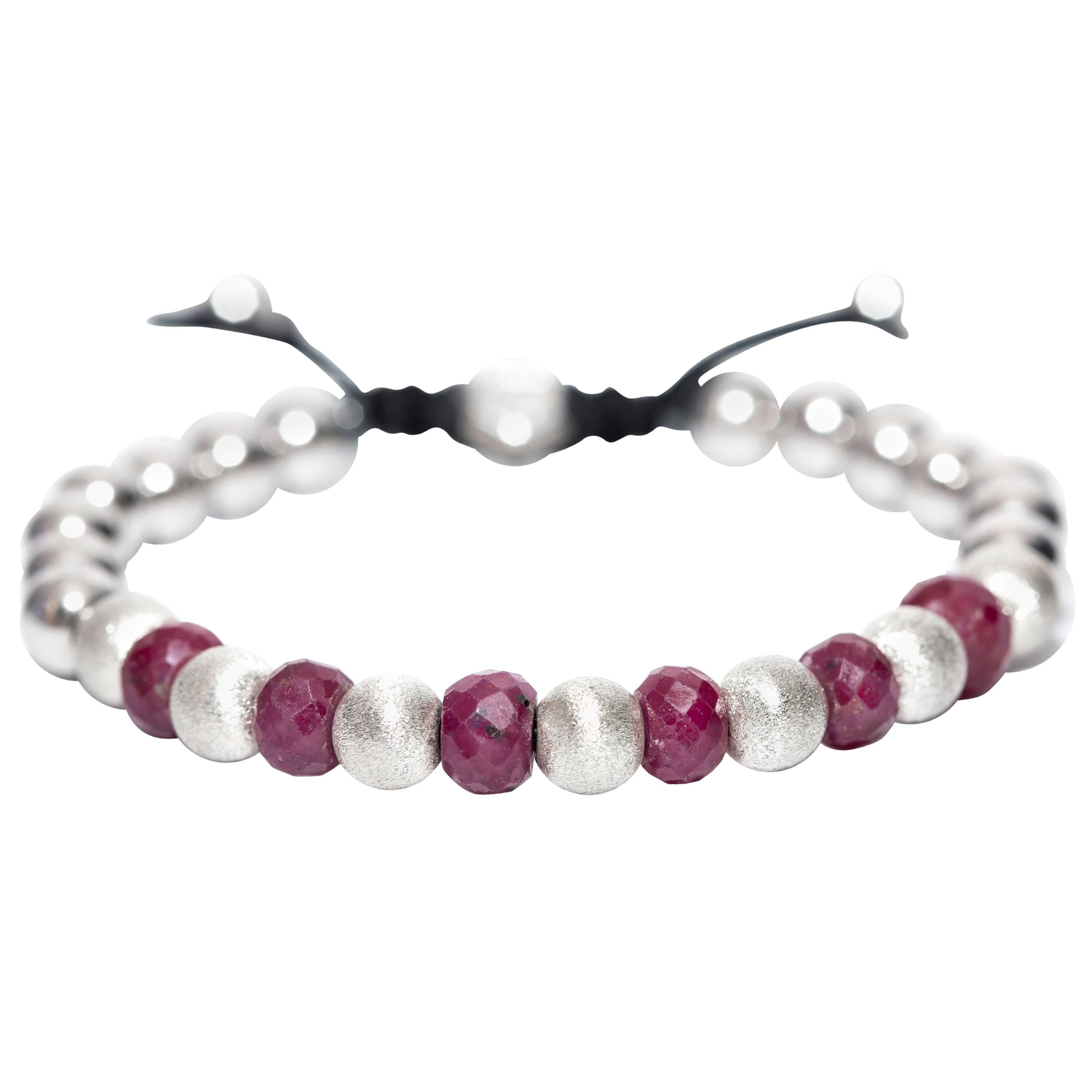 Bracelet classique en perles de rubis, d'argent et d'acier inoxydable de 10,98 carats
