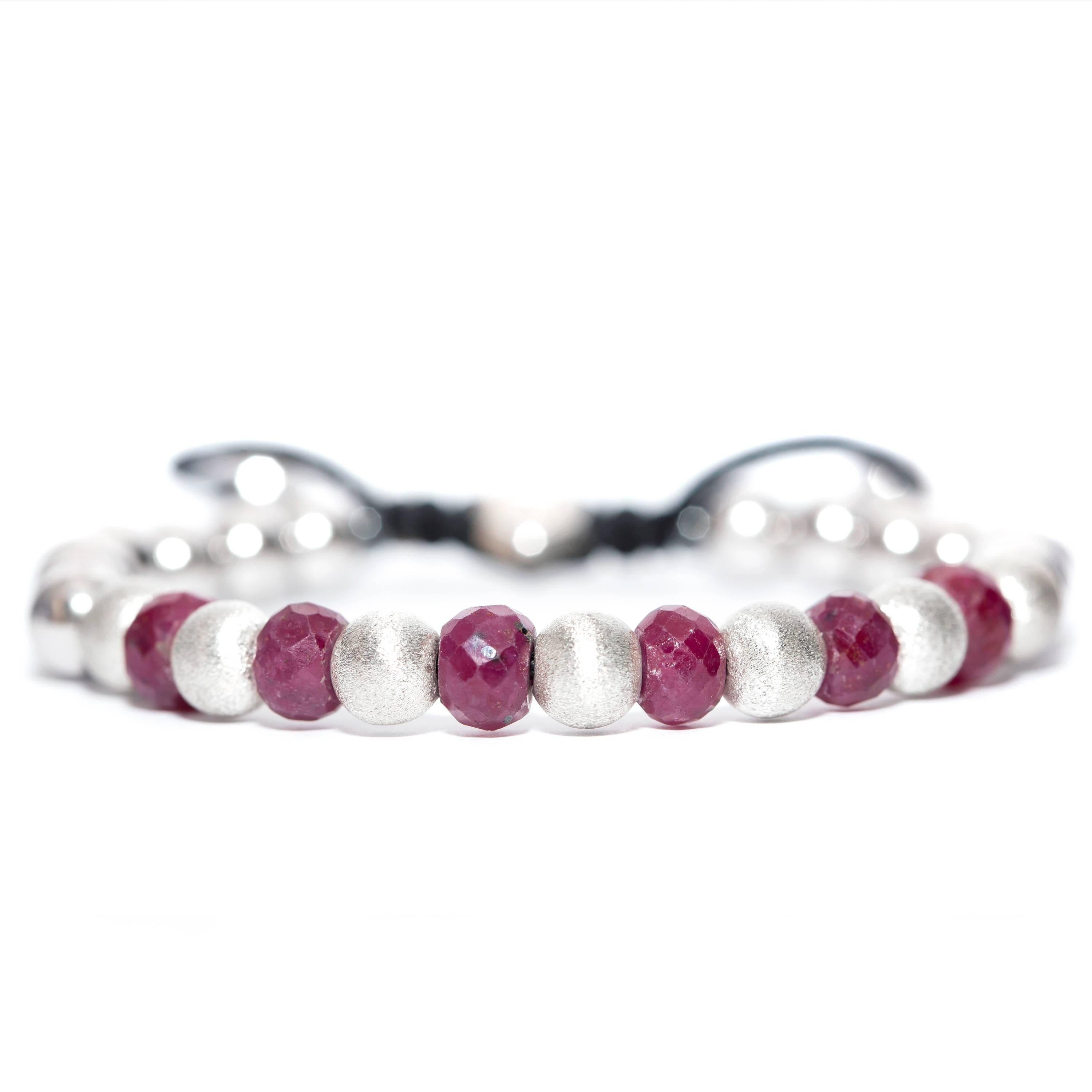Moderne Bracelet classique en perles de rubis, d'argent et d'acier inoxydable de 10,98 carats  en vente