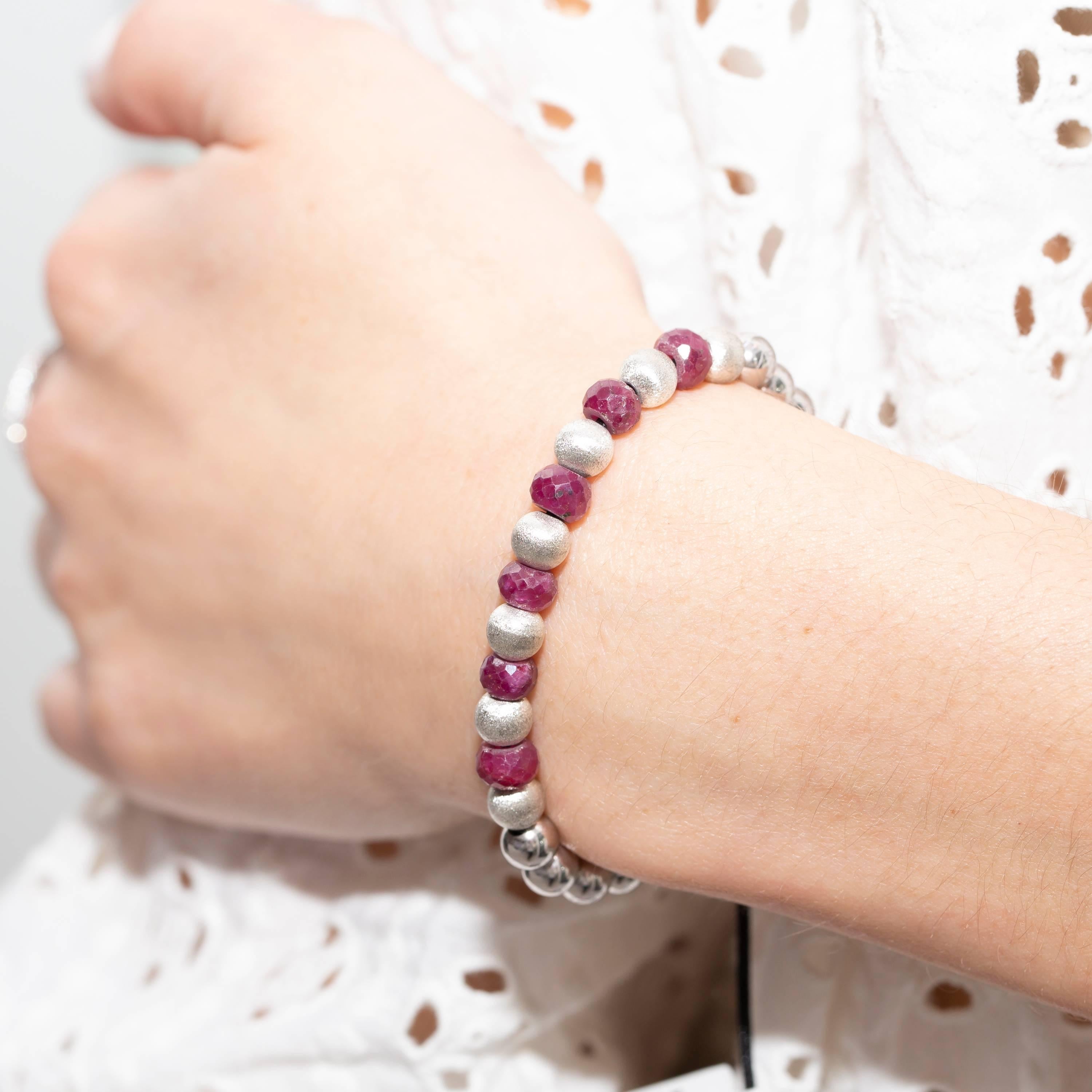 Taille ronde Bracelet classique en perles de rubis, d'argent et d'acier inoxydable de 10,98 carats  en vente