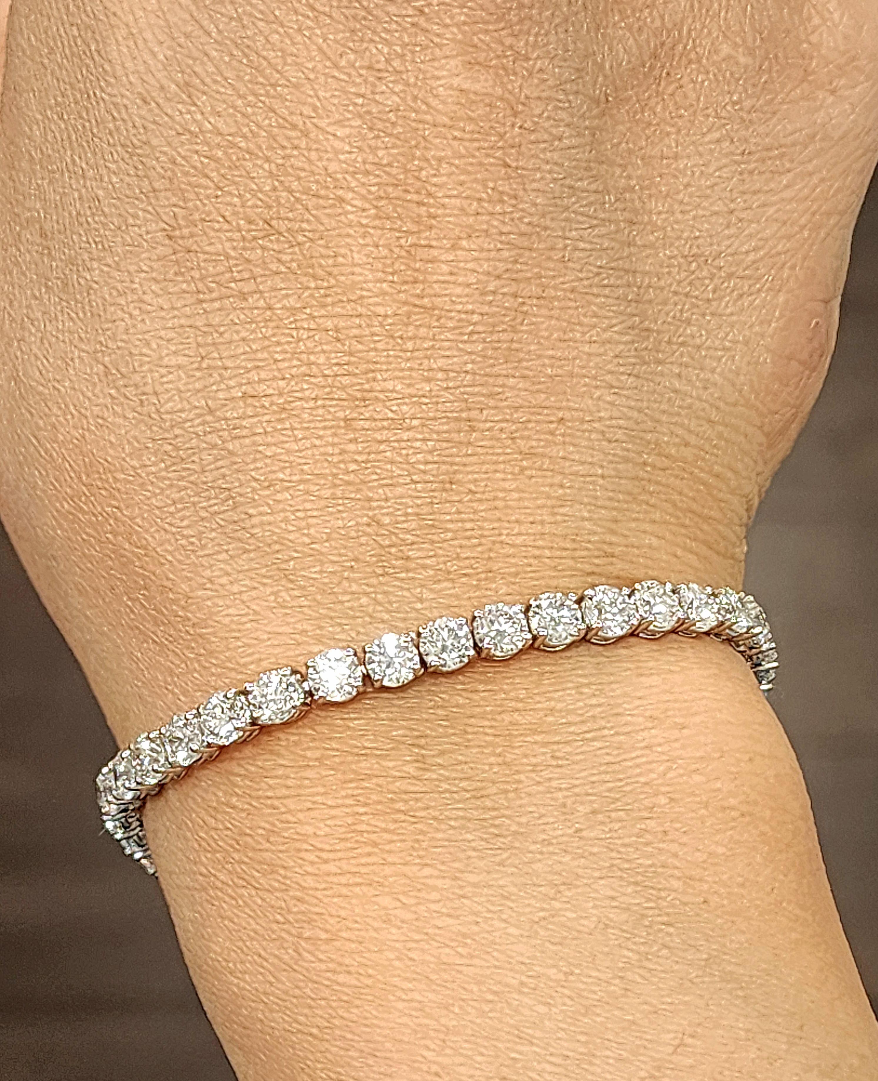 Questo splendido bracciale tennis con diamanti è un pezzo accattivante che emana eleganza. Sfoggia 42 diamanti a taglio rotondo con un peso totale di 10,98 carati, incastonati in un lussuoso platino. I diamanti sono di colore F/G e di purezza