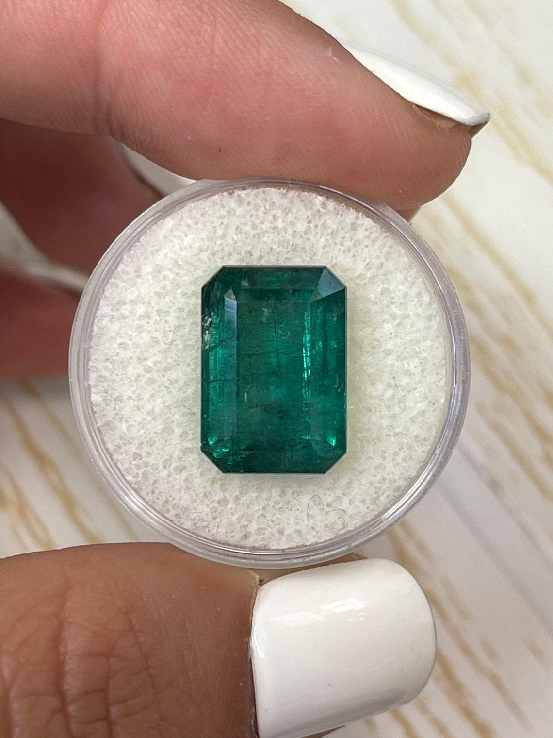 Stein: Smaragd
Gewicht: 10,99 Karat
Form: Smaragd-Schliff
Klarheit: Transparent
Lüster: Sehr gut
Farbe: Deep Vivid Green
Abmessungen: 15,20 mm x 10,63 mm x 8,08 mm
Geografische Herkunft: Sambia
Behandlung: Natürlich, Ölen

Anmerkungen: Aufgrund der