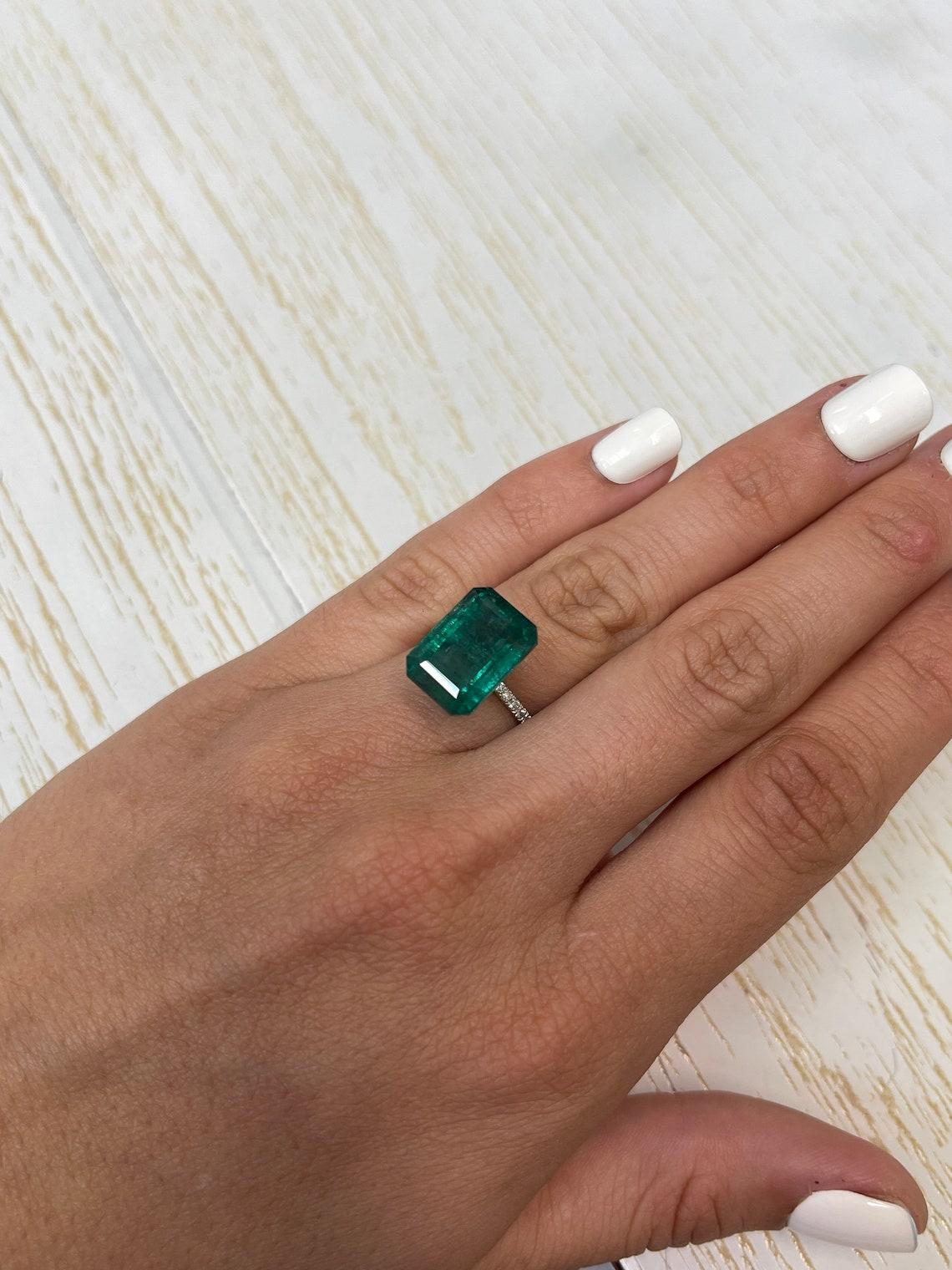 10,99 Karat 15x11 länglicher tiefgrüner sambischer Smaragd im Smaragdschliff im Smaragdschliff Mai im Angebot 2
