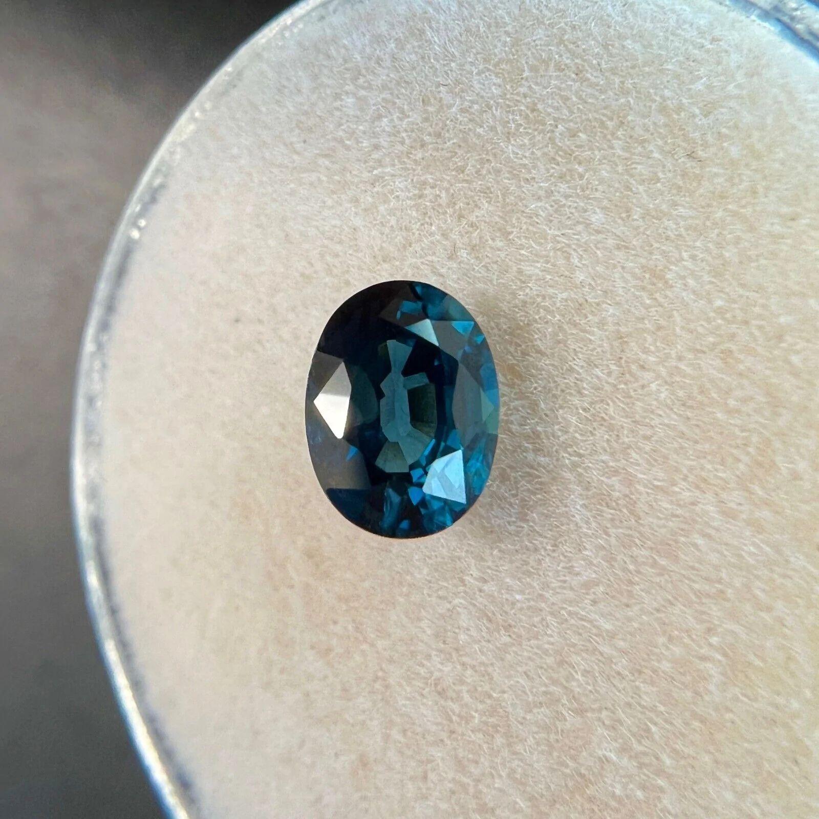 Pierre précieuse non sertie, saphir bleu profond de taille ovale de 1,09 carat certifié AIG Unisexe en vente