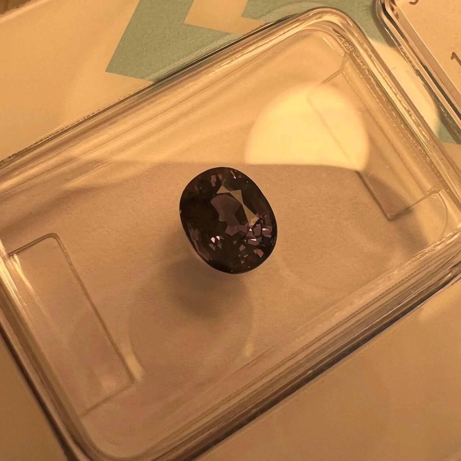 Saphir de 1,09 carat à couleur changeante, rare, bleu violet non traité, taille ovale, certifié IGI Unisexe en vente
