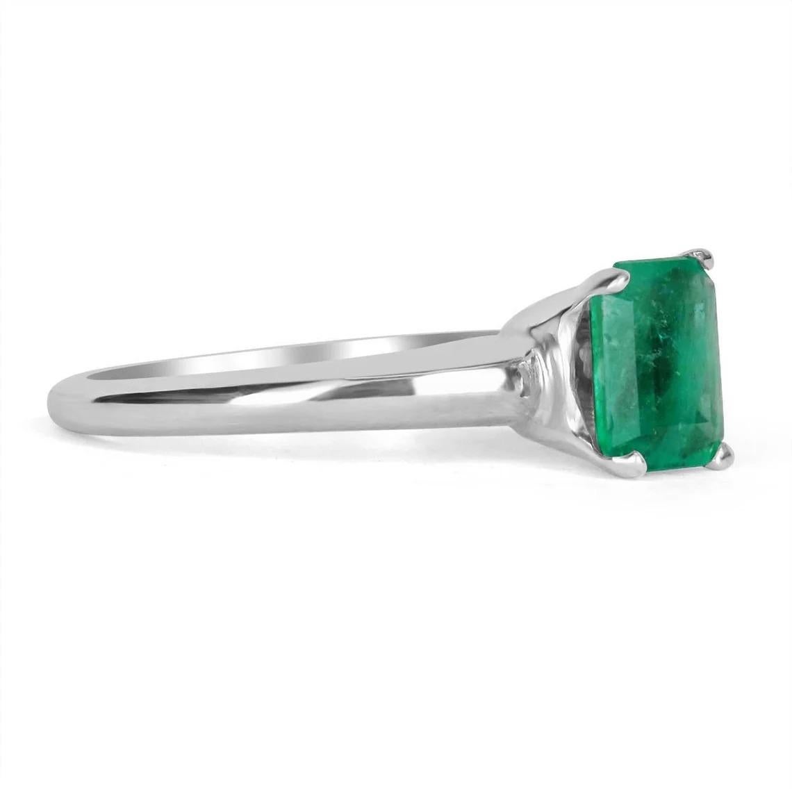 Cette bague de fiançailles en or blanc 14 carats est un solitaire classique en émeraude colombienne, de taille émeraude. Cette magnifique bague solitaire porte une émeraude pleine de 1,09 carat dans une monture à quatre griffes. Entièrement
