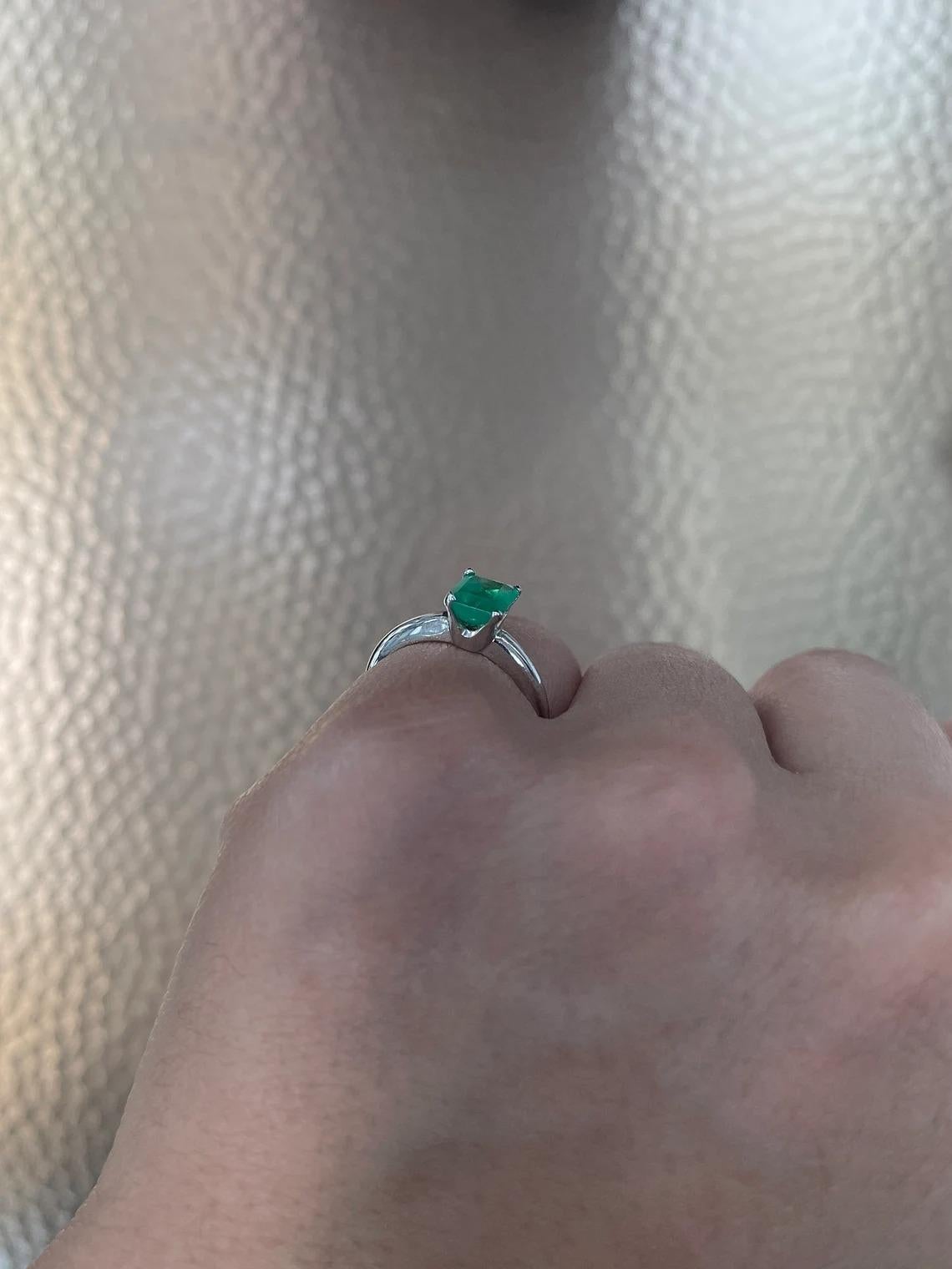 Bague solitaire en or blanc 14 carats à 4 griffes en forme d'émeraude de Colombie de 1,09 carat Pour femmes en vente