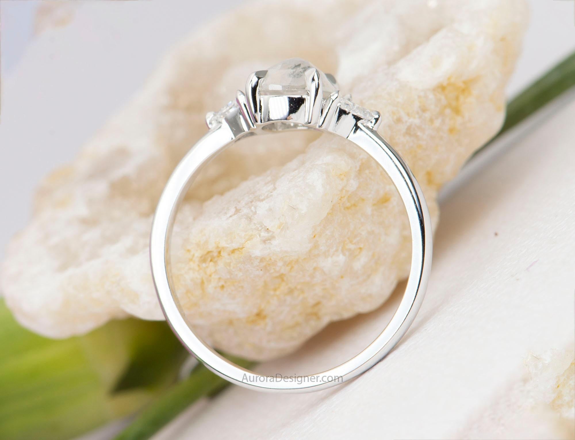 14 Karat Gold Verlobungsring mit 1,09 Karat klaren grauen Diamanten, Dreisteine an den Seiten im Zustand „Neu“ in Osprey, FL