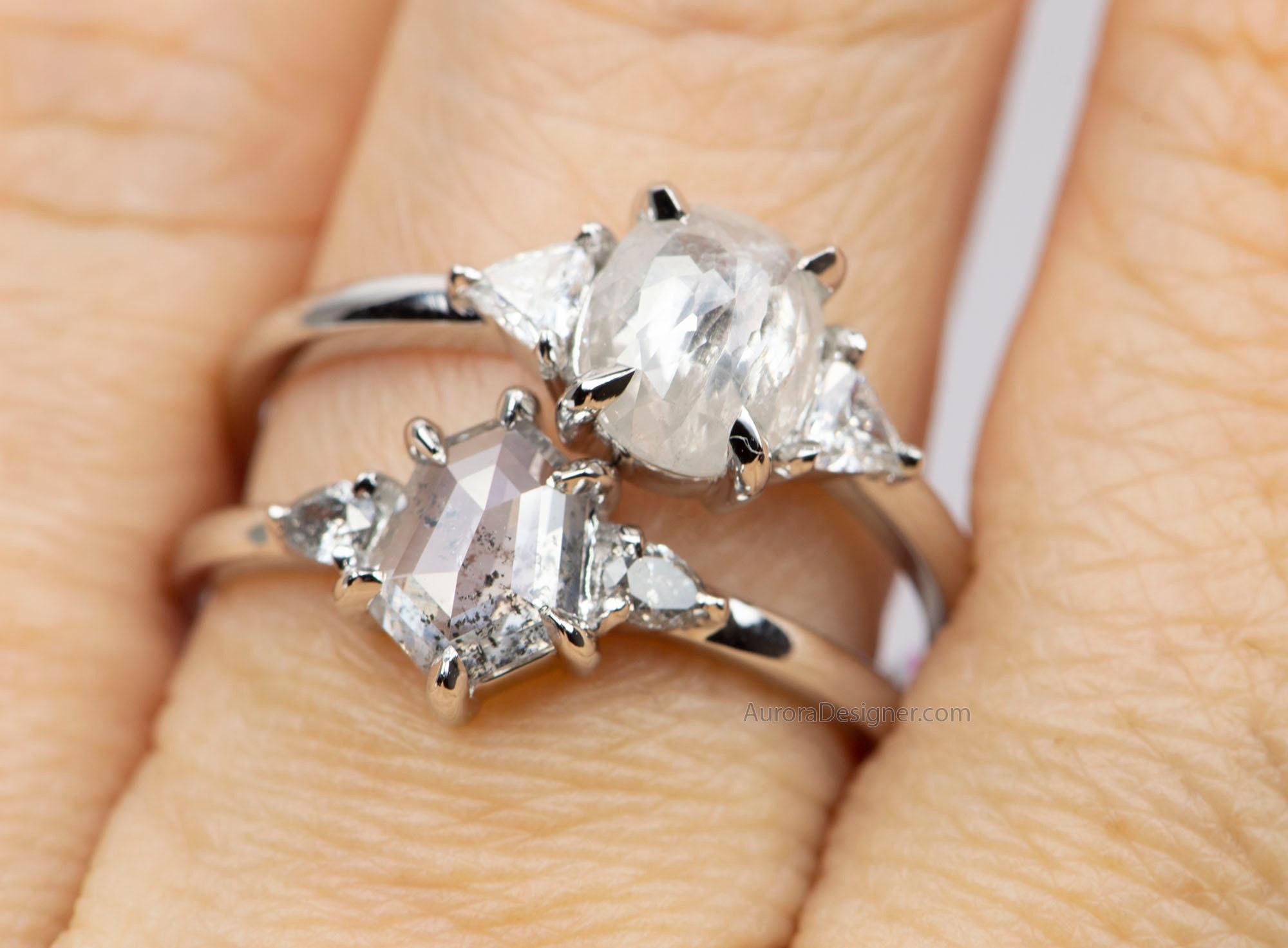14 Karat Gold Verlobungsring mit 1,09 Karat klaren grauen Diamanten, Dreisteine an den Seiten 1