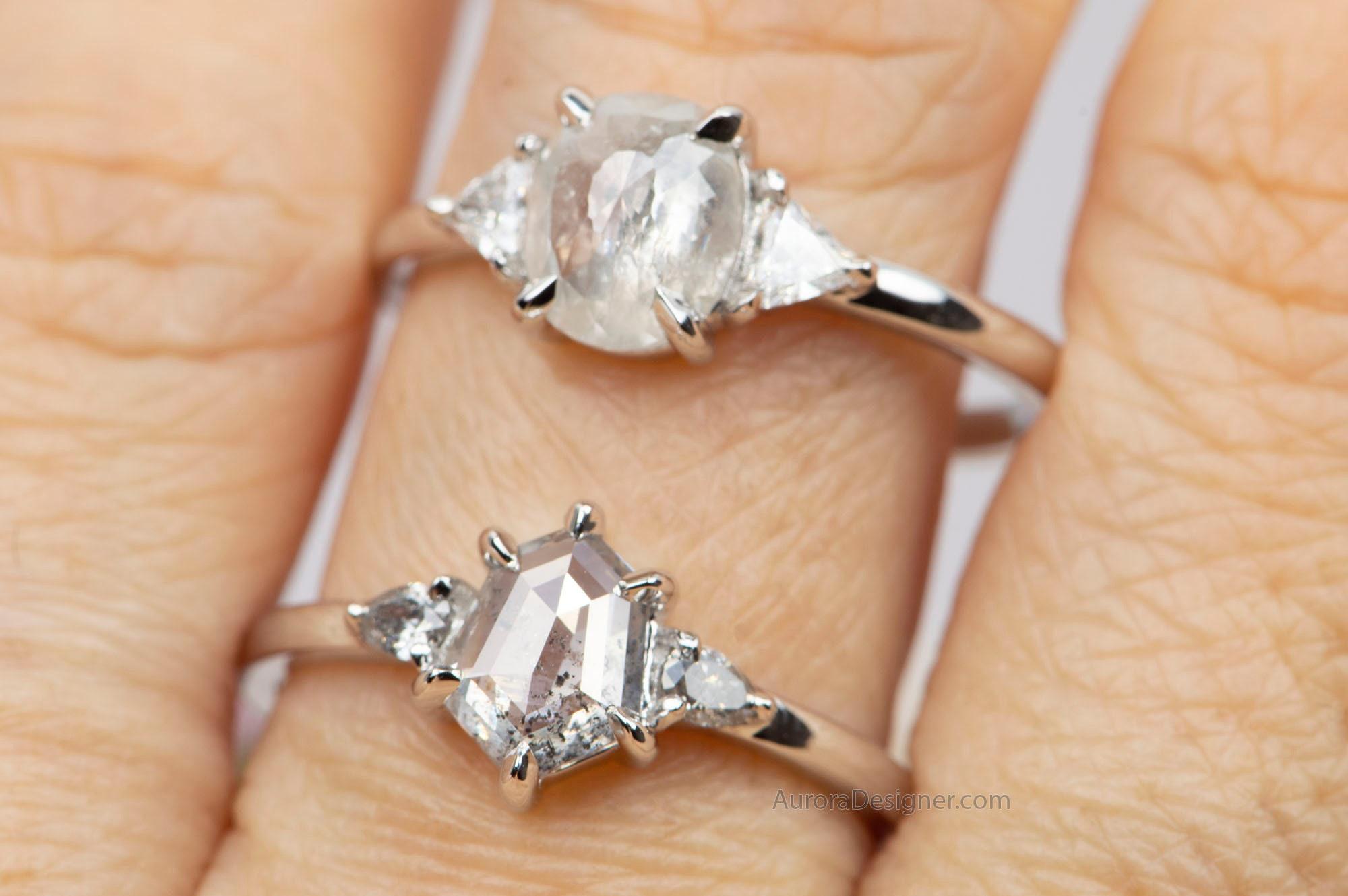 14 Karat Gold Verlobungsring mit 1,09 Karat klaren grauen Diamanten, Dreisteine an den Seiten 2