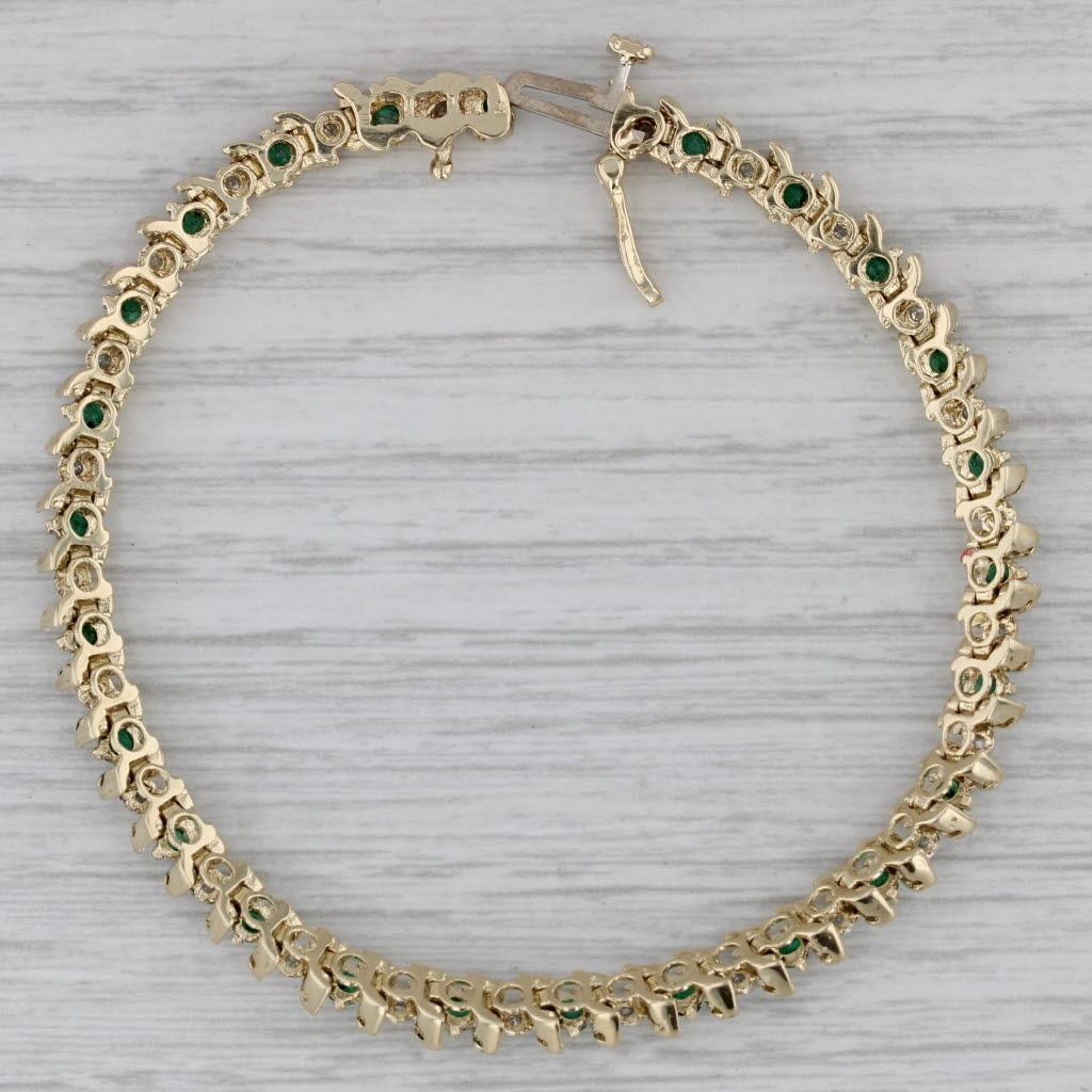 Informations sur les pierres précieuses :
- Emeraudes naturelles -
Total des carats - 1ctw
Coupe - ronde
Couleur - Vert
Traitement - Huilage

- Diamants naturels -
Total des carats - 0.09ctw
Coupe - simple et brute 
Couleur - G - H
Clarté -