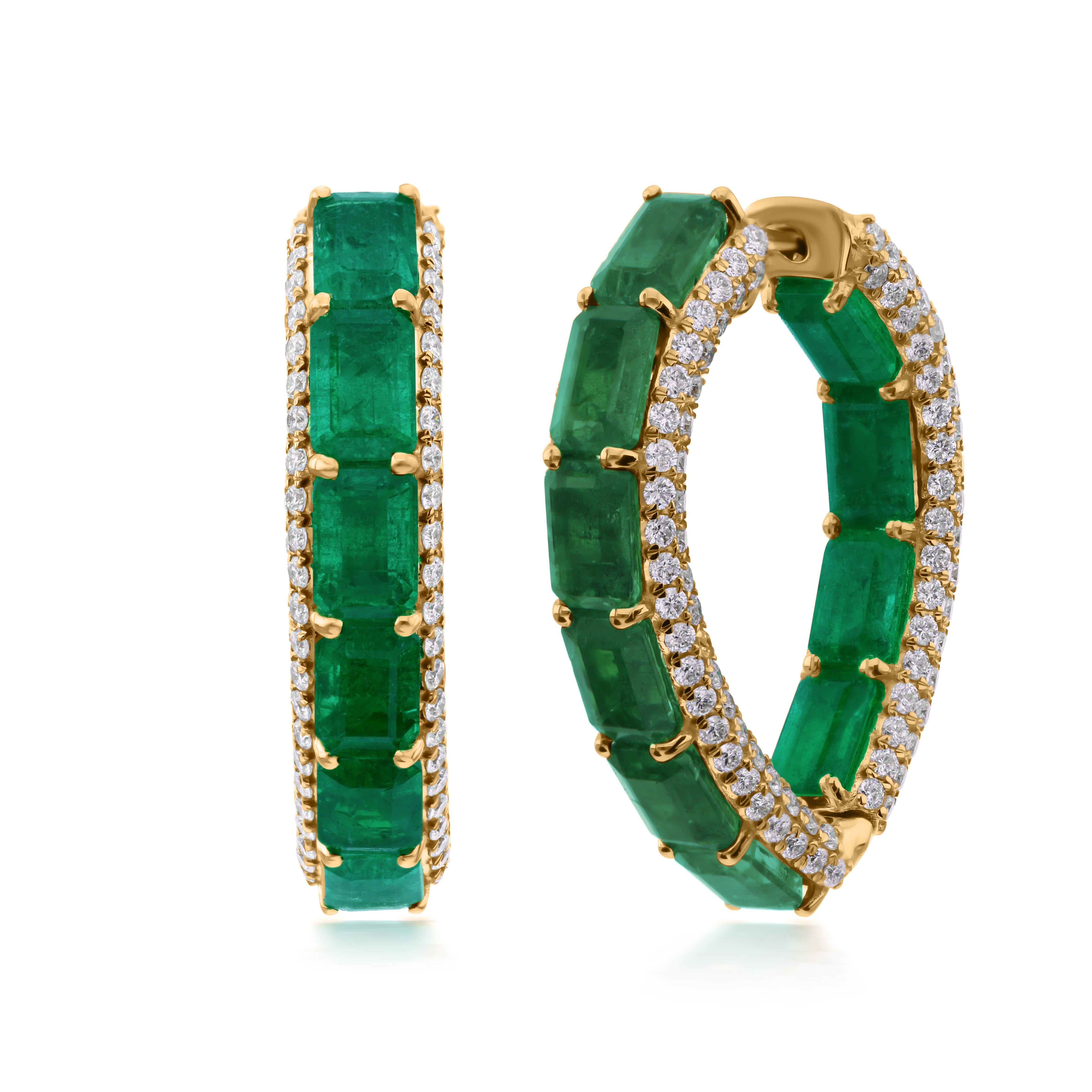 Coulées dans de l'or 18 carats, ces boucles d'oreilles exquises sont serties de 10,9 carats d'émeraude et de 3,06 carats de diamants étincelants. L'émeraude, pierre de naissance du mois de mai, est censée améliorer l'intellect et attirer la