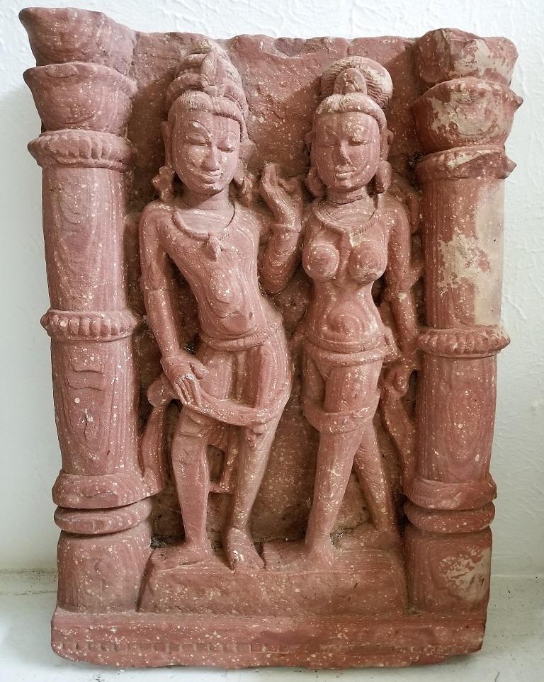Archaïque Relief en grès rouge 10C d'un couple de Mithuna en vente