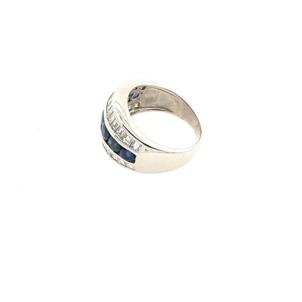 Turban-Ring aus 18 Karat Weißgold mit 1,0 Karat rundem Saphir und Baguette-Diamant im Zustand „Hervorragend“ im Angebot in London, GB