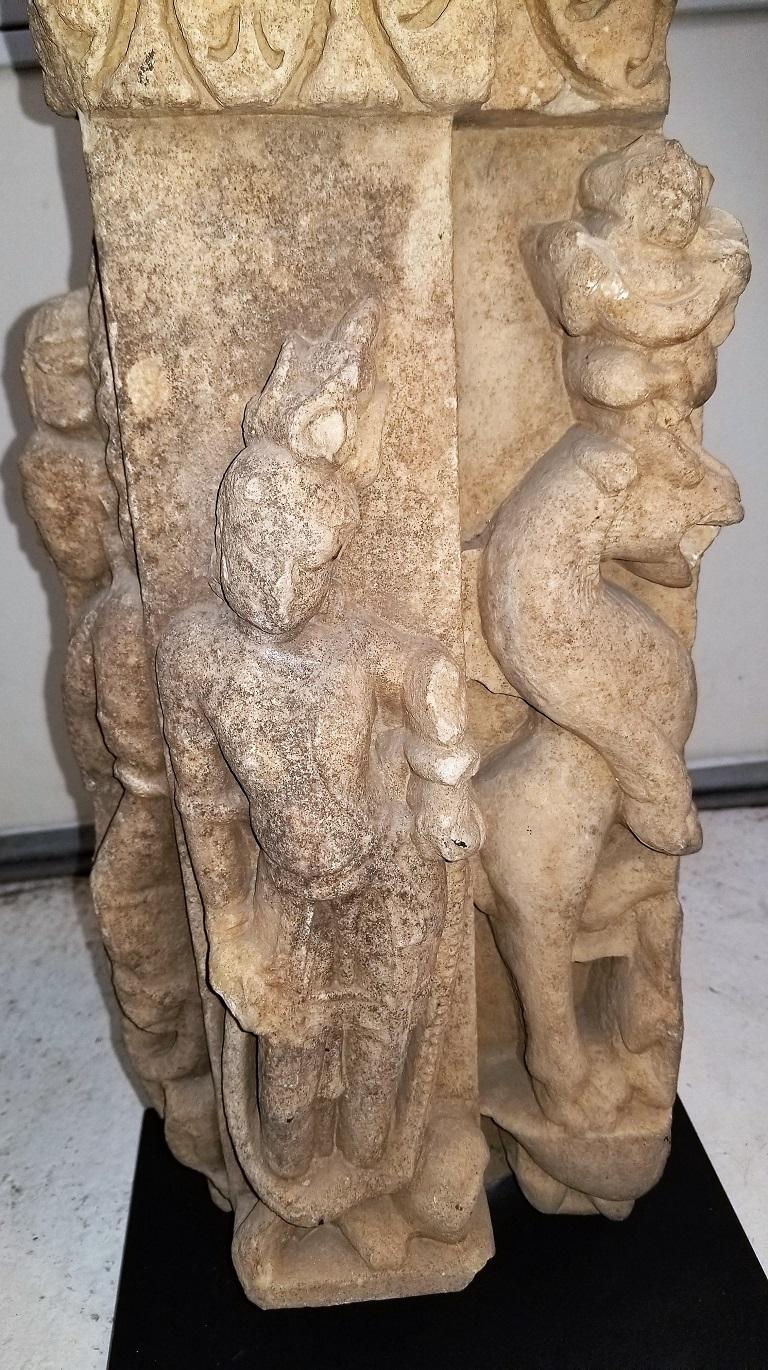 Nous présentons une pièce étonnante de l'antiquité indienne du 10e siècle, à savoir un support de temple en grès chamois sculpté de l'Inde centrale.

De l'Inde centrale.

Cette pièce a une provenance impeccable !

Elle a été achetée par un