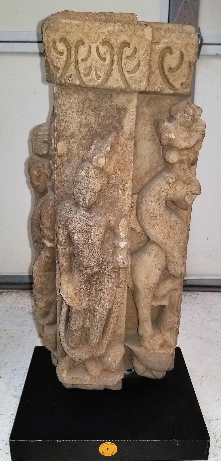 Temple-Armbanduhr aus Buff-Sandstein aus dem 10. Jahrhundert, Zentralindien (Indisch) im Angebot
