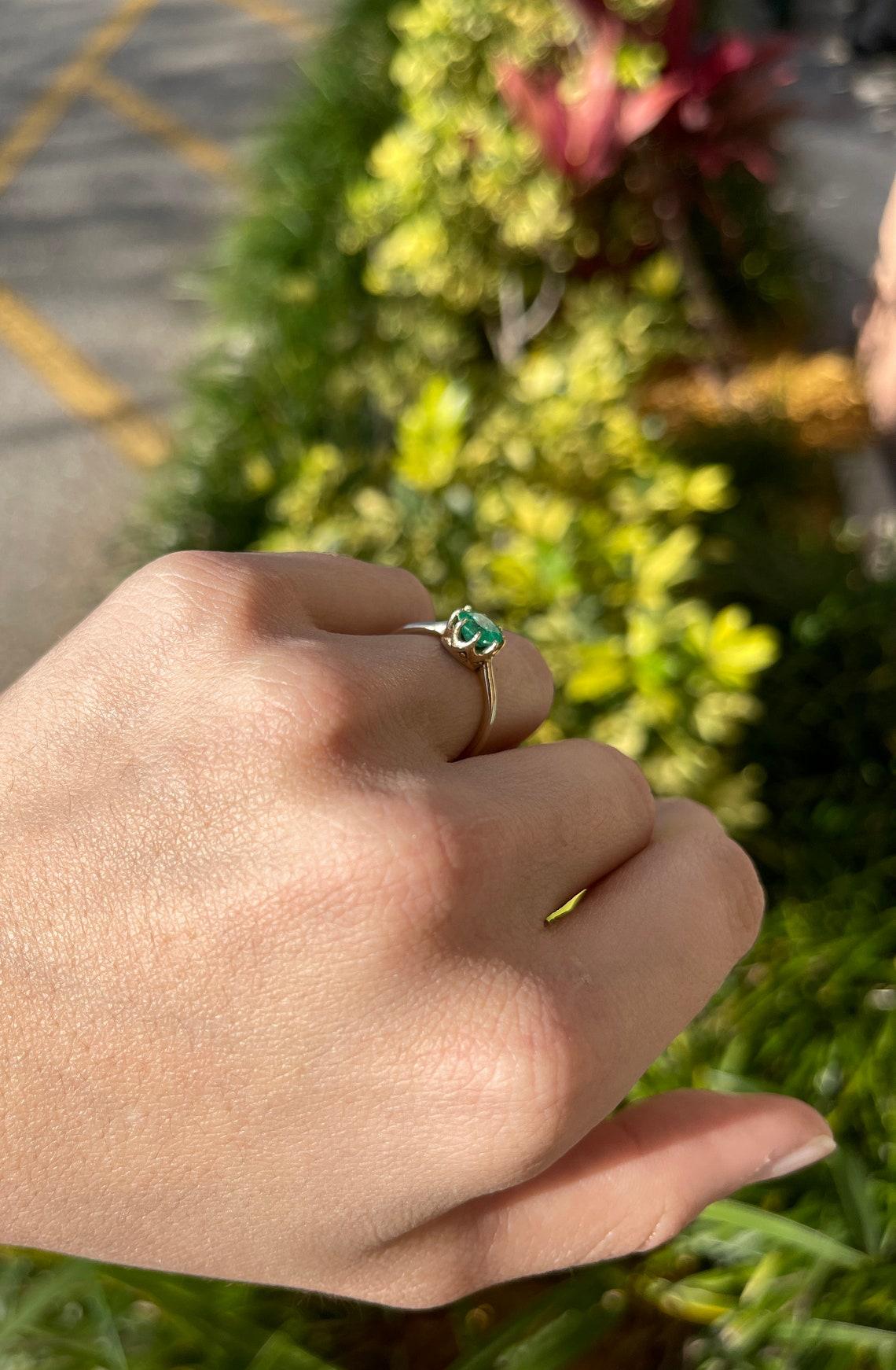 1.0ct Colombian Emerald Round Solitaire Gold Engagement Ring Gift Present 14K In New Condition For Sale In Jupiter, FL