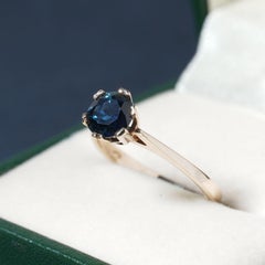 1,0 ct australischer dunkelblauer Saphir-Solitärring aus 9-Karat-Gold mit doppelter Krappenfassung