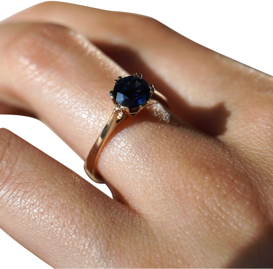 Anillo solitario con zafiro azul oscuro australiano de 1,0 ct, en oro de 9 ct, con engaste de doble garra en venta