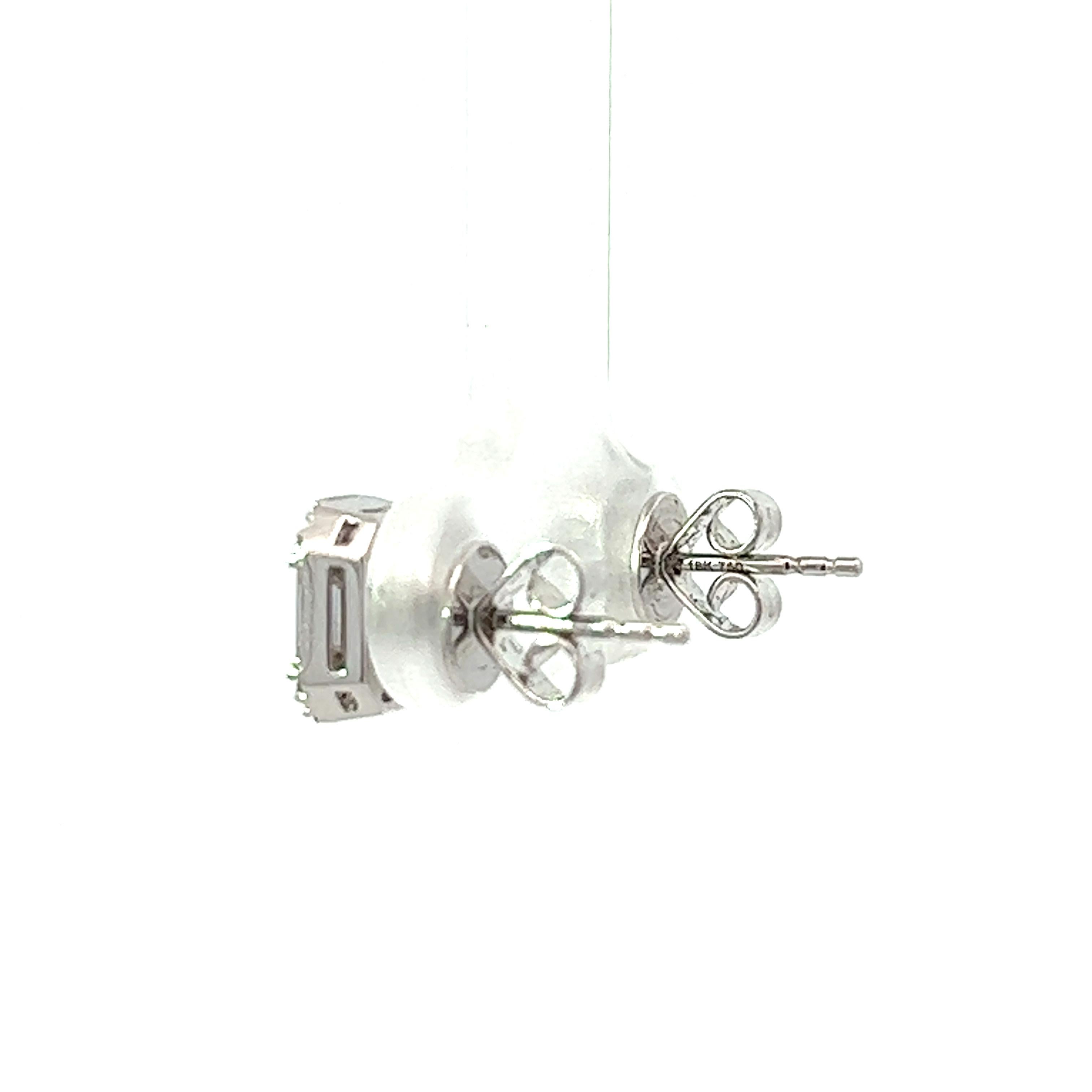 1.0CT Baguette &  Orecchini con diamanti rotondi in oro 18KW In condizioni Nuovo in vendita a New York, NY