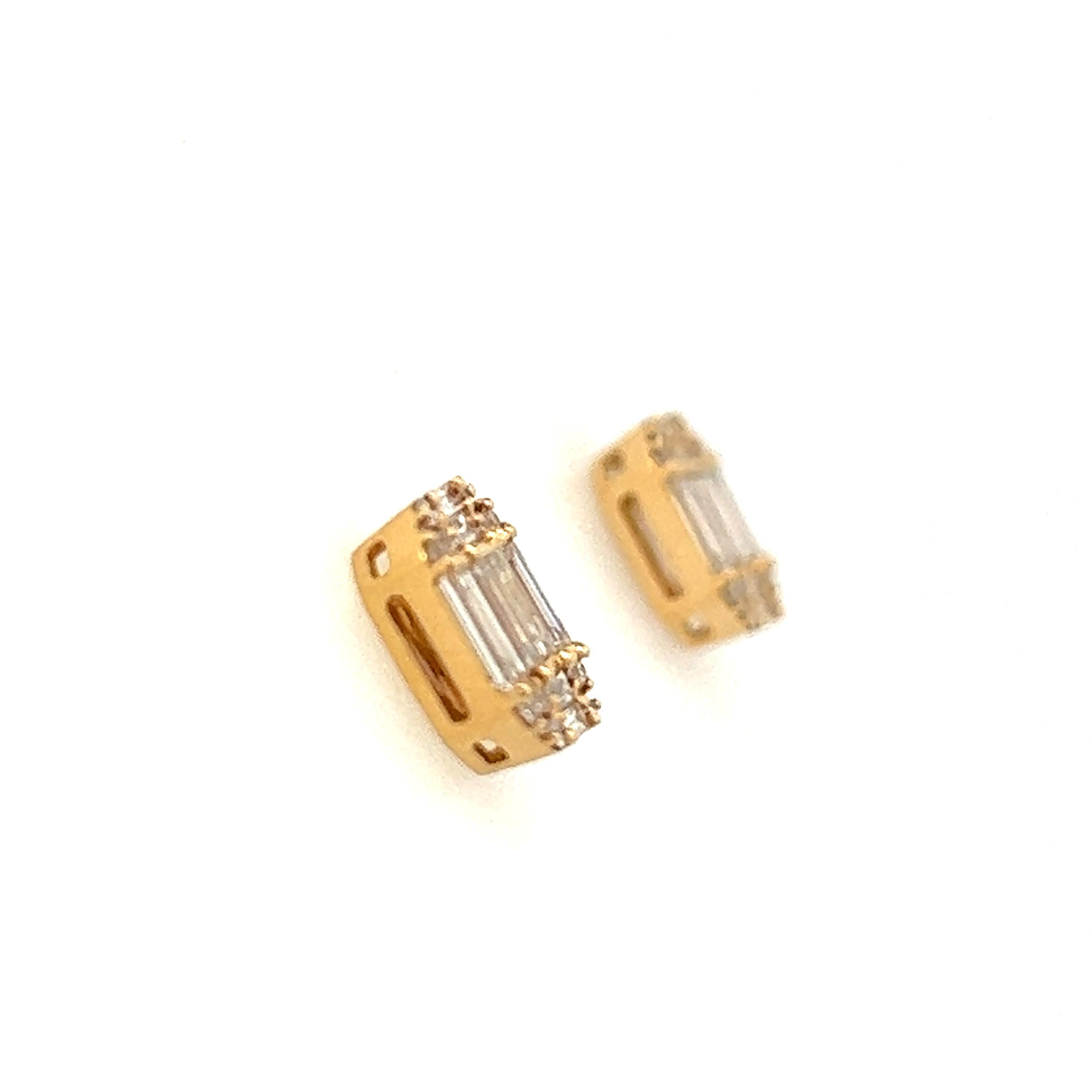 Women's or Men's 1.0CT Baguette &  Round Diamond Shape 18KY Gold Setting Earrings For Sale