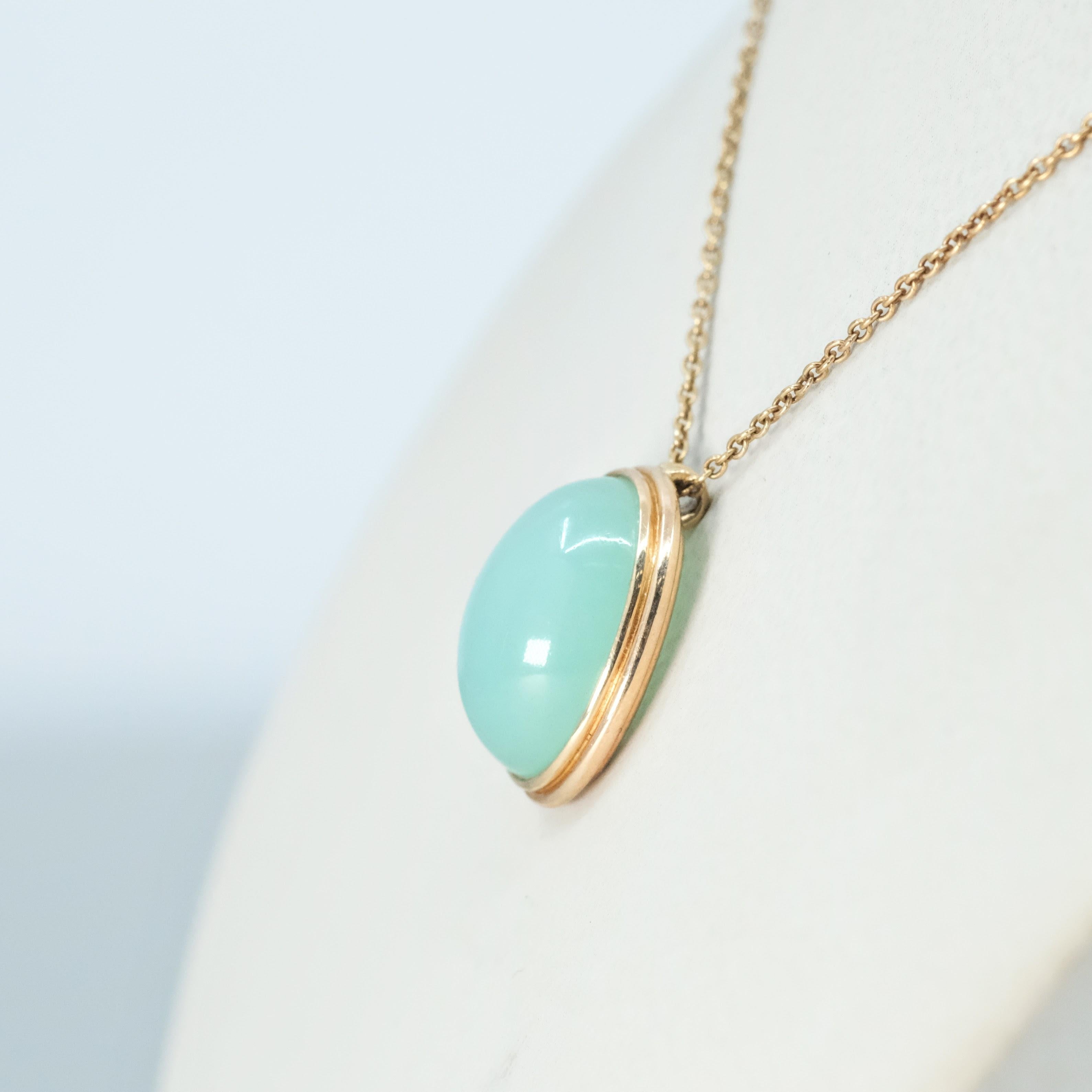 Cabochon Ciondolo a forma di crisofraso da 10 carati in oro giallo 9k con catenina in vendita
