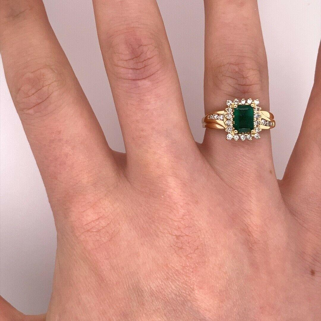 Round Cut 1.0ct Emerald Cut Emerald Surrounded by 18 Diamonds 0.25ct in 14ct Yellow Gold For Sale