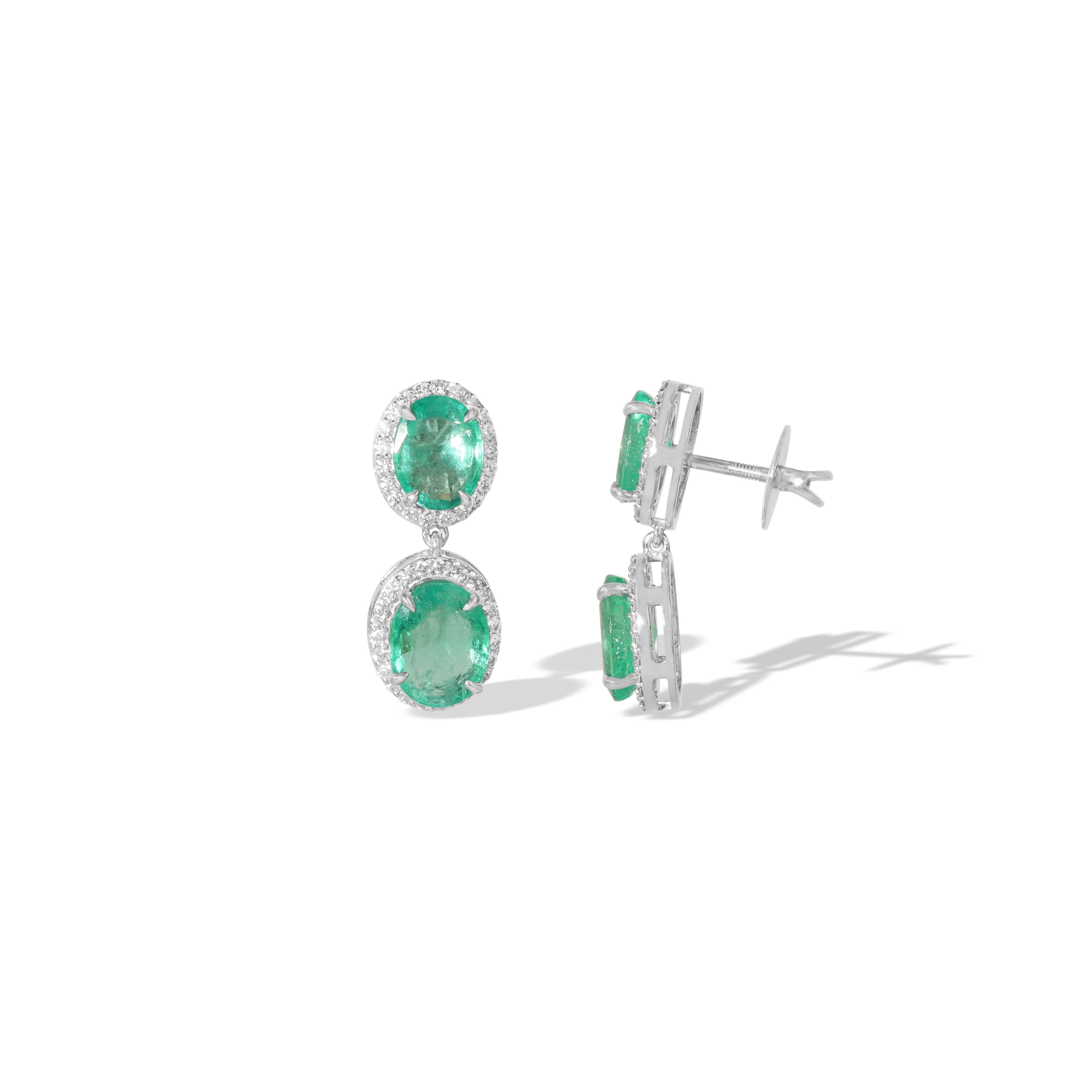 10ct Exceptional Natural Oval Emerald Dangle Earrings Halo Diamond in 18k gold In New Condition For Sale In Jaipur, RJ