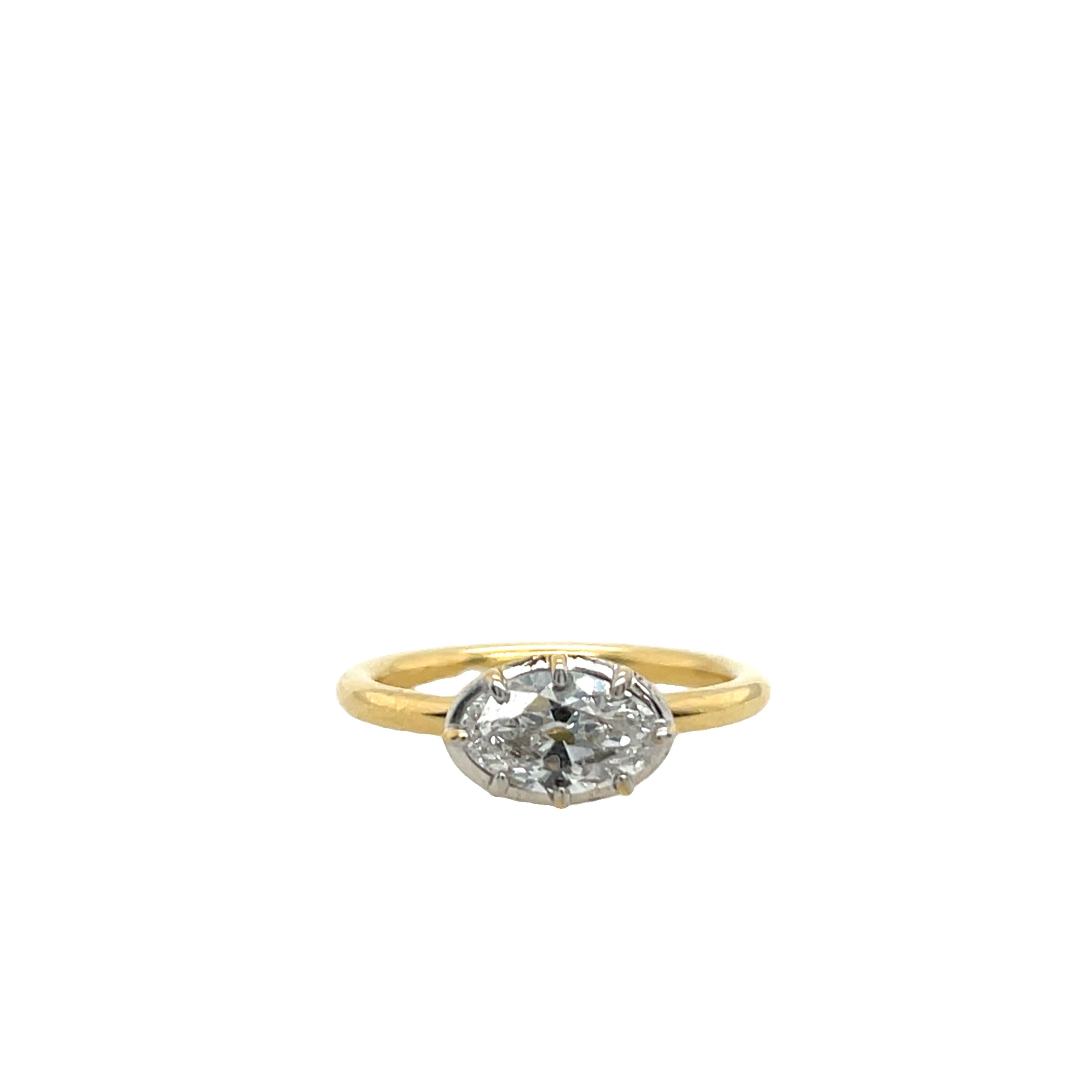 Un superbe diamant de 1,0ct de taille ovale, de couleur F et de pureté SI1, élégamment serti dans un anneau classique en or jaune 18ct. La forme ovale rehausse la brillance tout en 
la bande d'or chaud ajoute un charme intemporel.

Poids total des