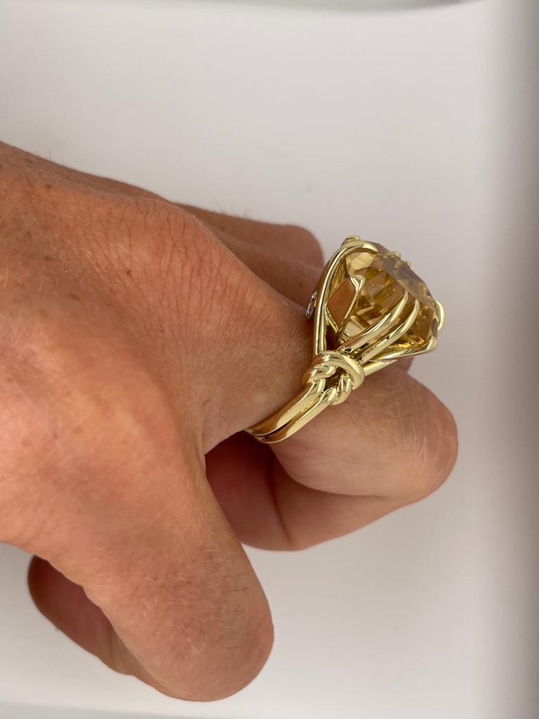 Im Angebot: 10 Karat Gold Citrin-Ring mit Kissenschliff und Diamanten aus 18 Karat Gelbgold () 11
