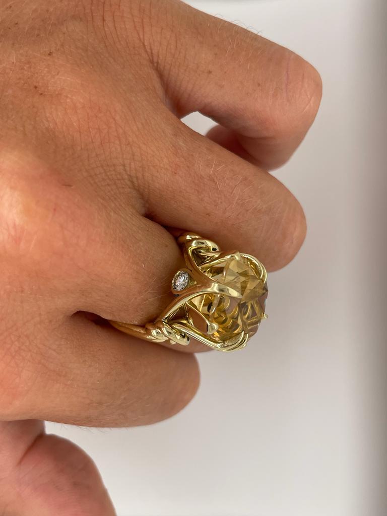 Im Angebot: 10 Karat Gold Citrin-Ring mit Kissenschliff und Diamanten aus 18 Karat Gelbgold () 6