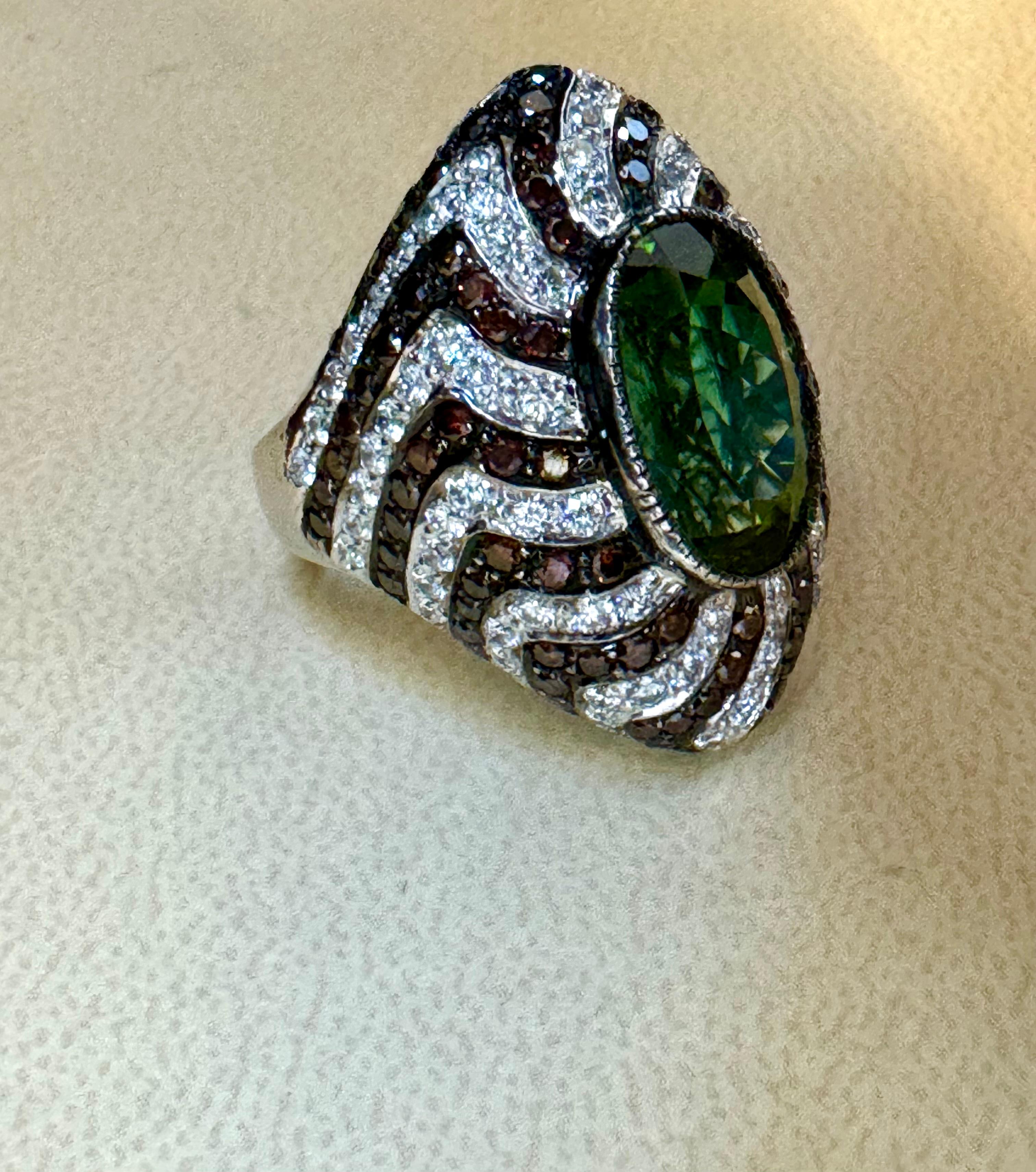 10Ct Green Tourmaline & 4.2 Ct Diamond Zigzag Cocktail Ring 18 Kt White Gold 6.5 In Excellent Condition For Sale In New York, NY
