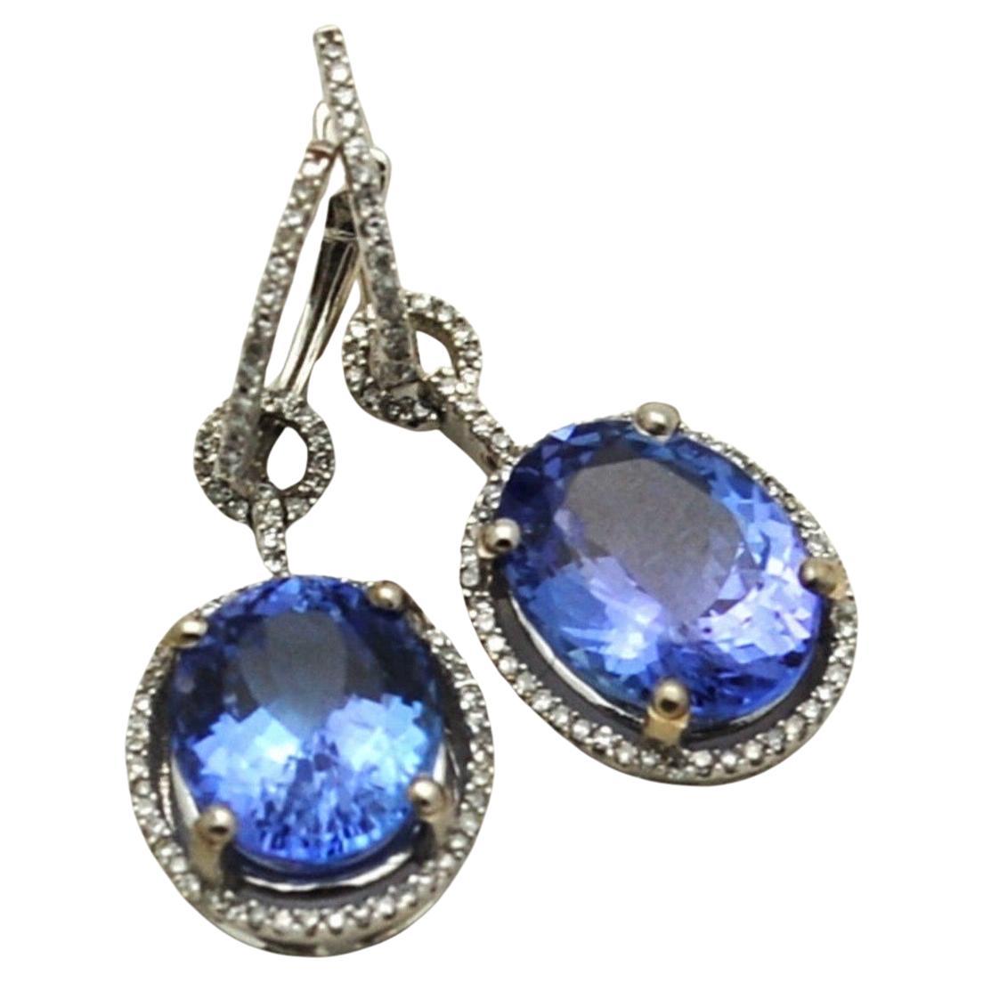 Un paio di orecchini davvero squisiti, eleganti, classici, realizzati con 5ct di tanzanite, ciascuno corrispondente per colore e taglio. Gli orecchini sono realizzati in oro bianco 18KT con diamanti VS e colore F. Raro paio di orecchini da possedere