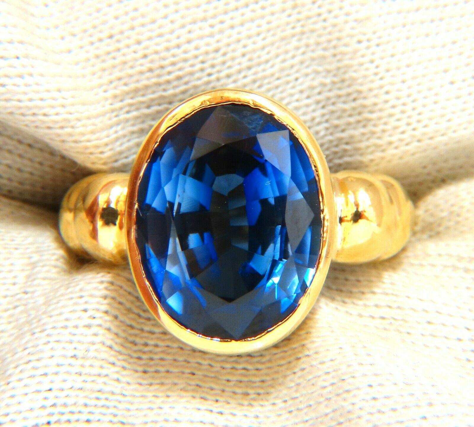 Taille ovale 10ct Lab Sapphire Solitaire Ring 18kt en vente