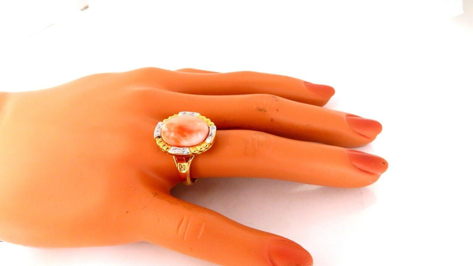Natürlicher Korallenring im viktorianischen Vintage-Stil.

Die rosa Koralle ist 15x12 mm groß.

Der Ring ist 21 x 17 mm breit.

Tiefe des Rings 9 mm.

14 Karat Gelbgold 8 Gramm.

Aktuelle Größe 9 1/2 und wir können die Größe ändern, bitte fragen Sie