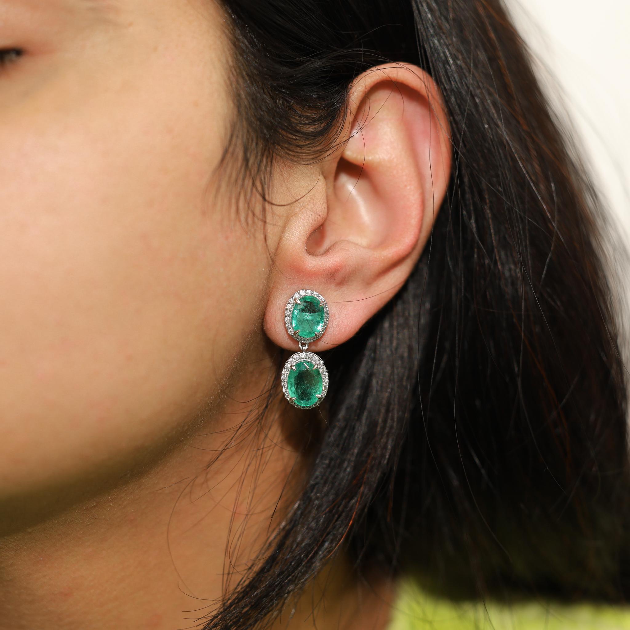 10ct Exceptionnel Emeraude ovale naturelle Boucles d'oreilles pendantes Halo diamant en or 18k en vente 1