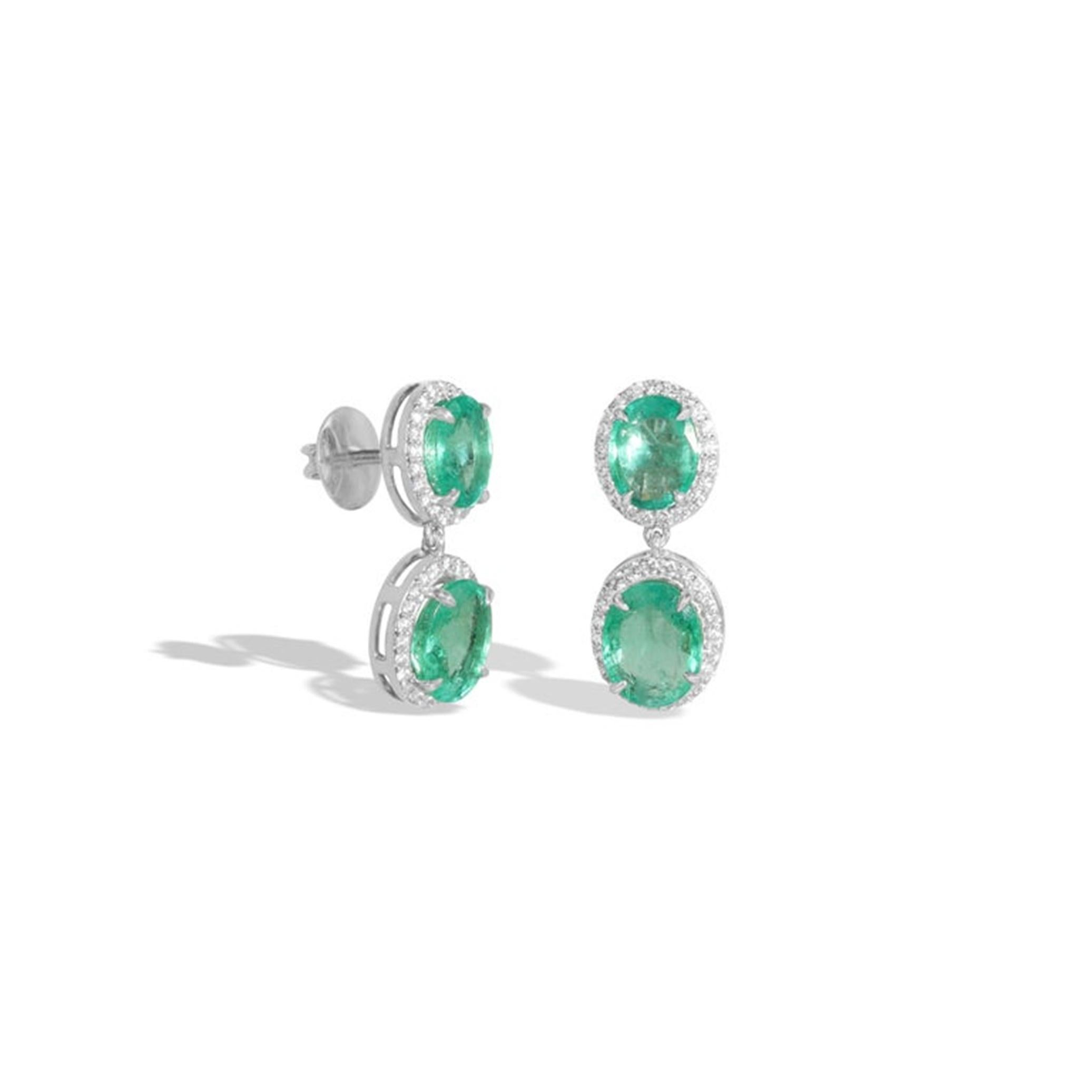 Pendientes Colgantes de Esmeralda Oval Natural Excepcional de 10ct Halo de Diamantes en oro de 18k en venta 2