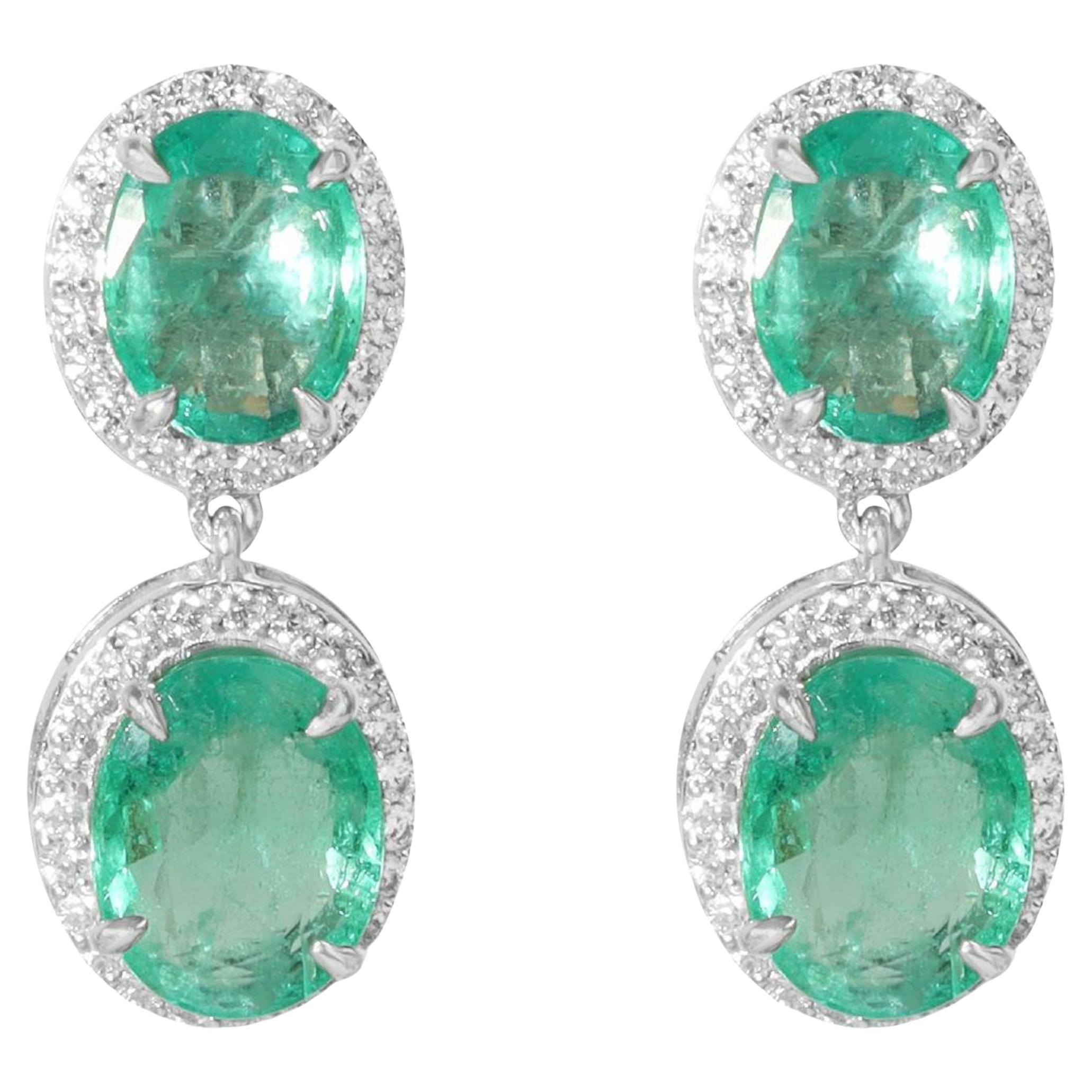 10 Karat Außergewöhnlicher natürlicher ovaler Smaragd Ohrhänger mit Halo-Diamant aus 18 Karat Gold