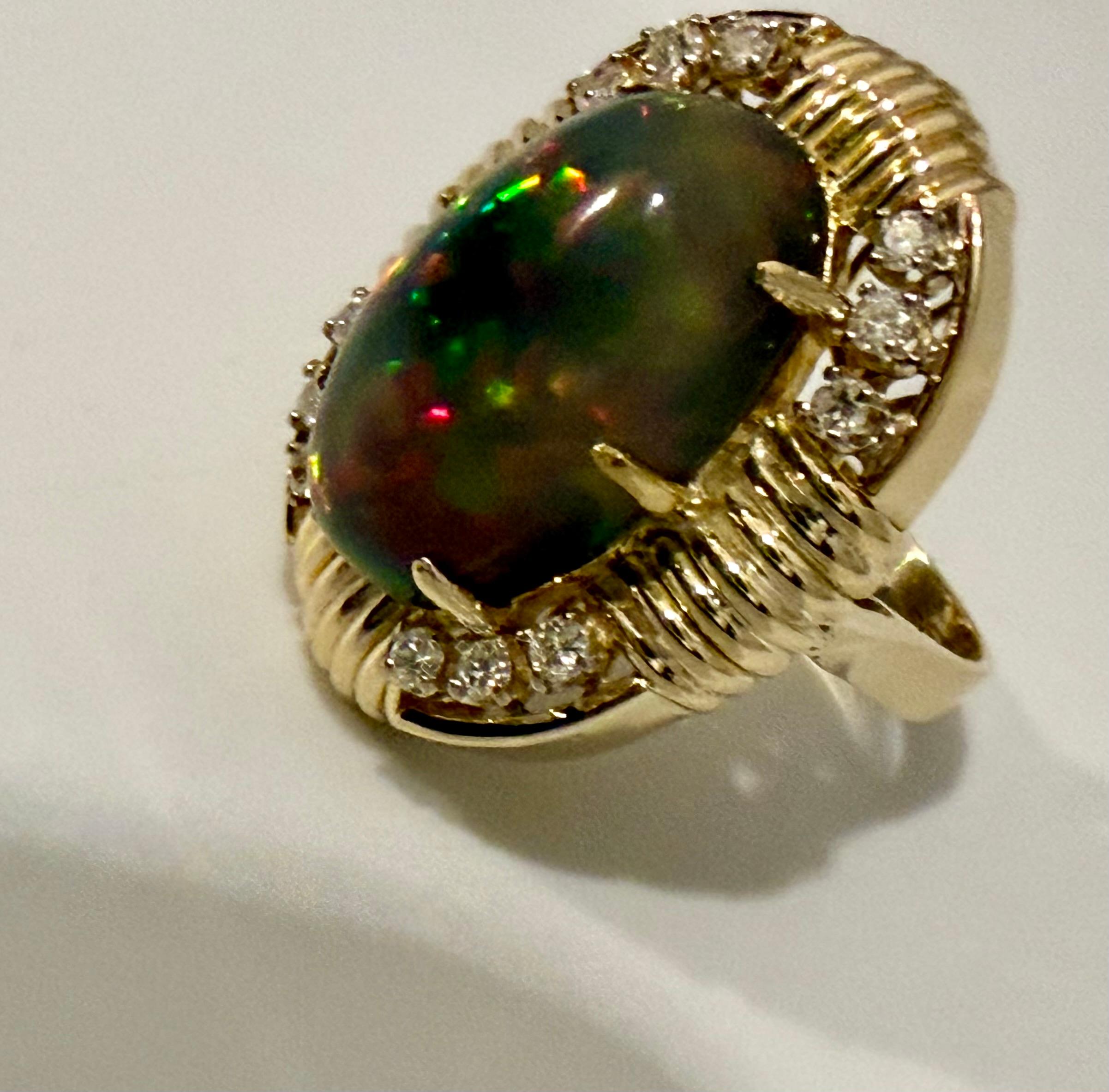 Anillo de cóctel de ópalo australiano negro de forma ovalada de 10 quilates, oro amarillo de 14 quilates, TALLA 6.5 Corte oval en venta