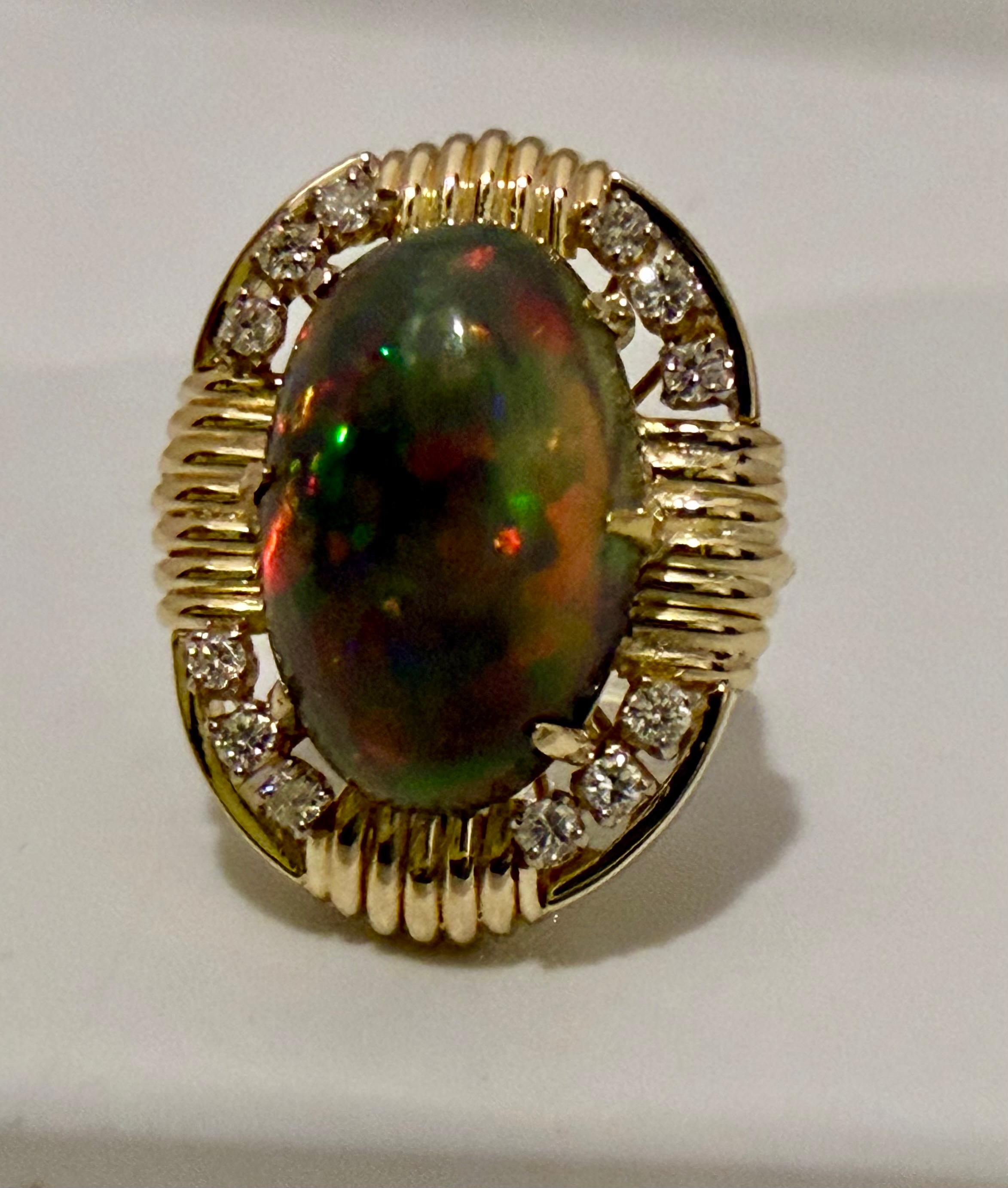 Anillo de cóctel de ópalo australiano negro de forma ovalada de 10 quilates, oro amarillo de 14 quilates, TALLA 6.5 en Excelente estado para la venta en New York, NY