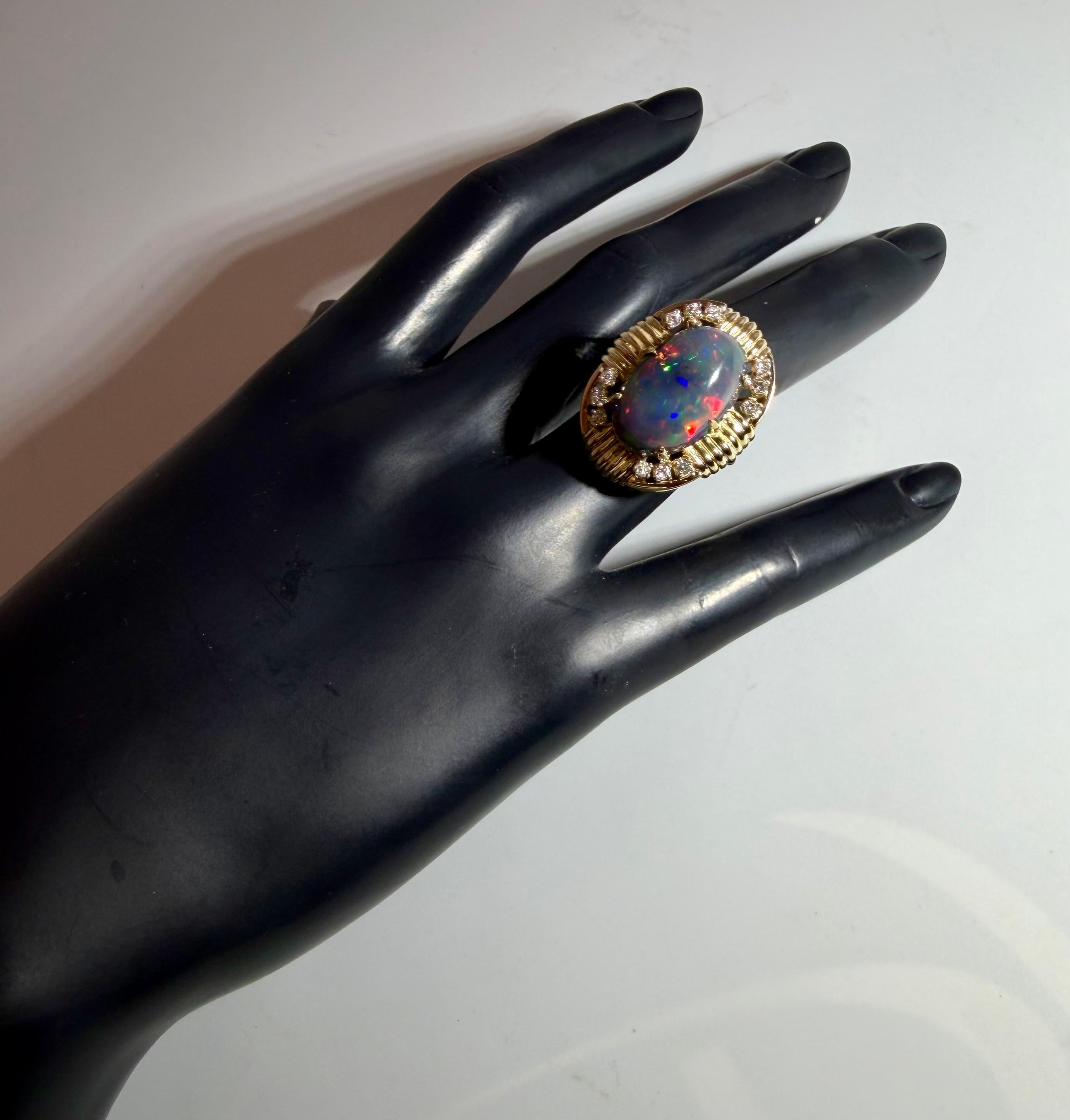 Anillo de cóctel de ópalo australiano negro de forma ovalada de 10 quilates, oro amarillo de 14 quilates, TALLA 6.5 en venta 1