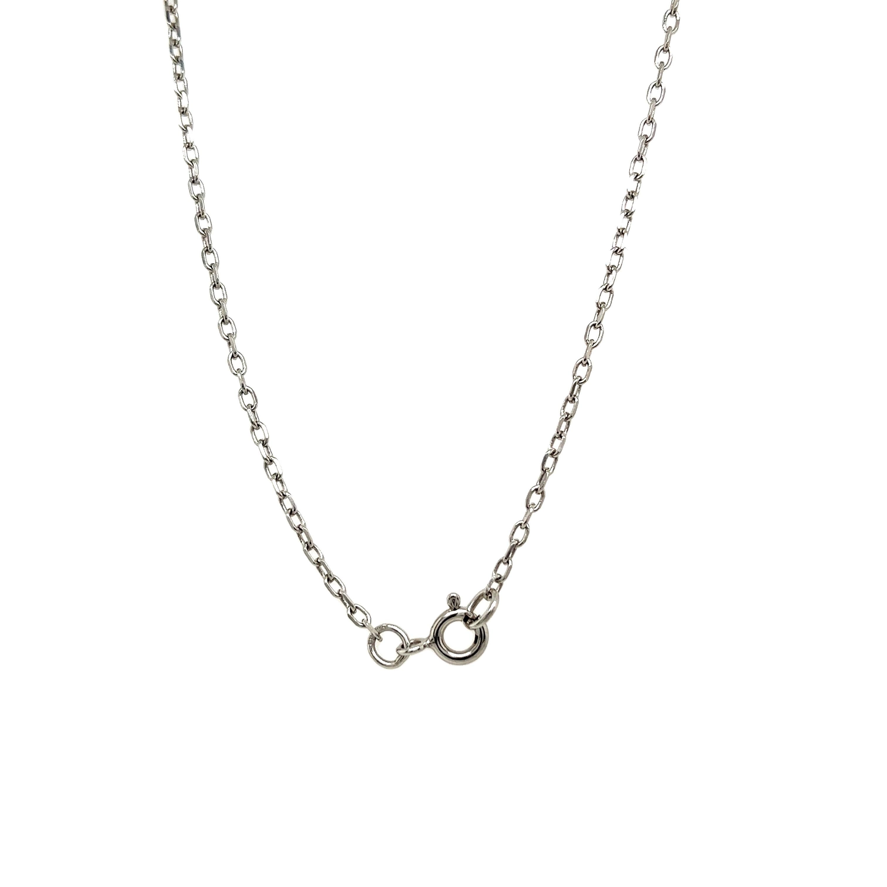 Questo elegante pendente a forma di cuore con diamante in oro bianco 10 ct è impreziosito da 0,50 ct di scintillanti diamanti rotondi taglio brillante e diamanti baguette, incastonati in un design senza tempo che aggiunge un tocco di raffinatezza a