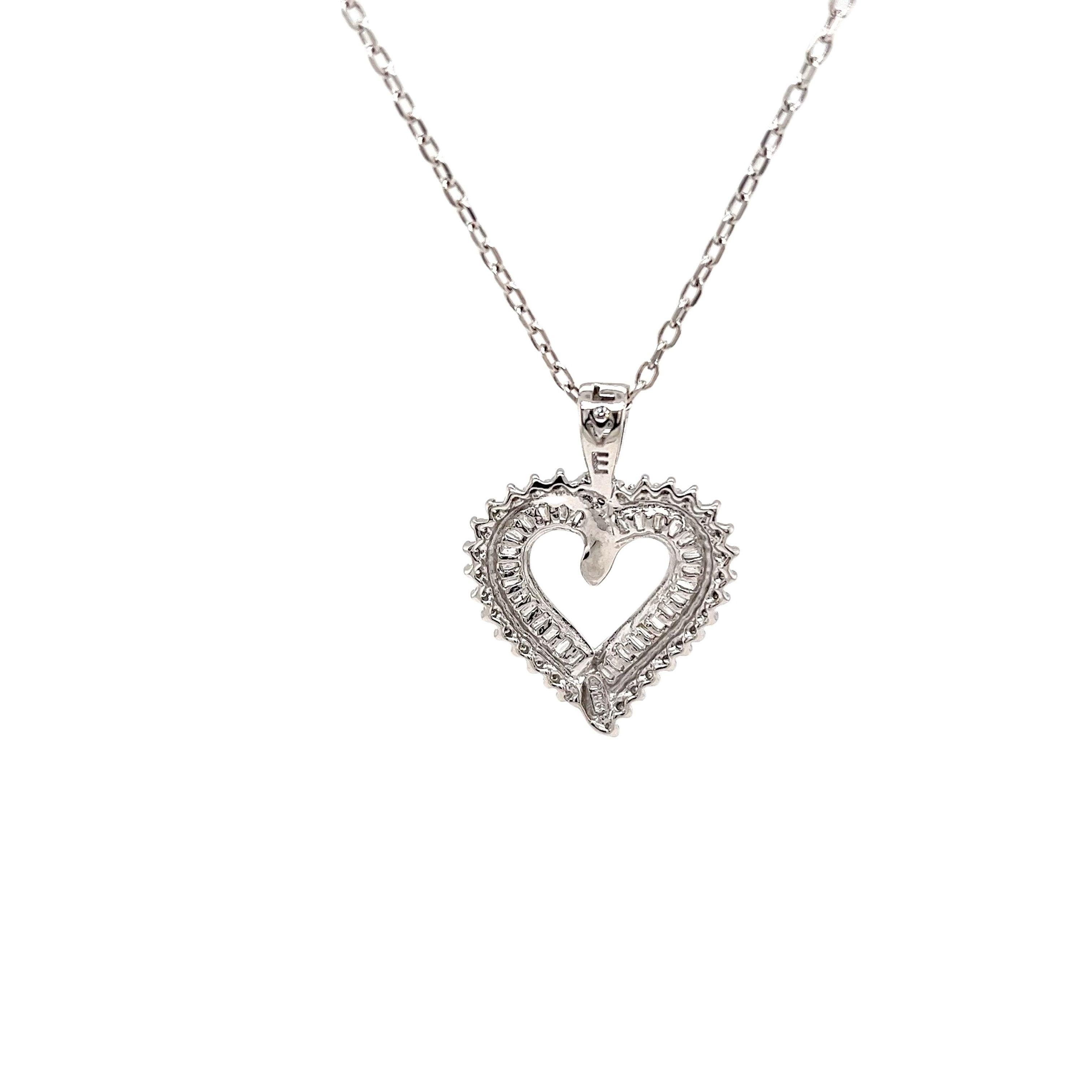 Ciondolo a forma di cuore in oro bianco 10ct con diamanti da 0,50ct In condizioni ottime in vendita a London, GB