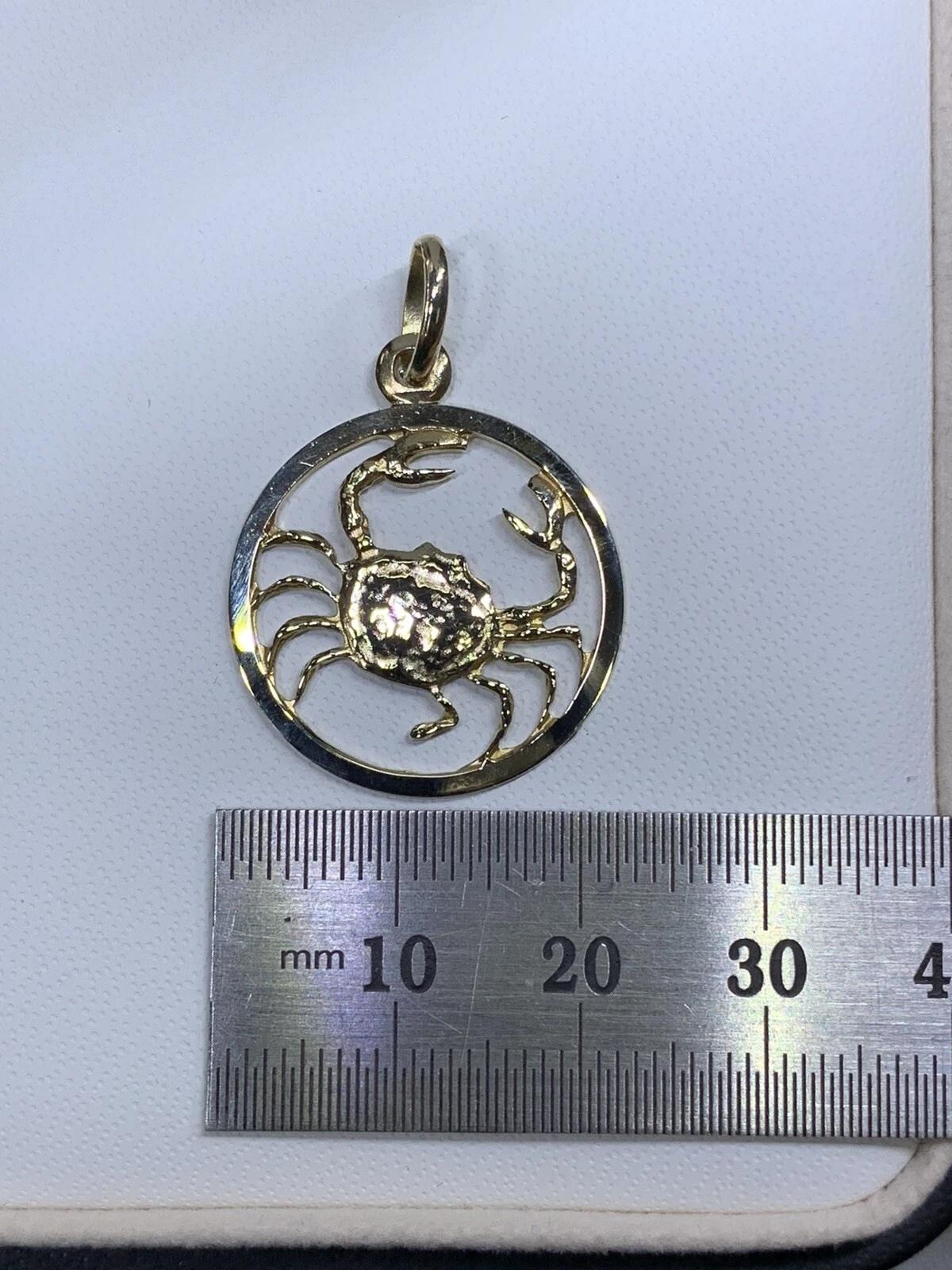 Ajoutez un peu de chance à votre vie avec ce pendentif en or jaune 10ct à breloque en forme de pièce de monnaie du zodiaque, le crabe porte-bonheur, de Zodiac. Le pendentif est magnifiquement réalisé en or de haute qualité et présente une forme