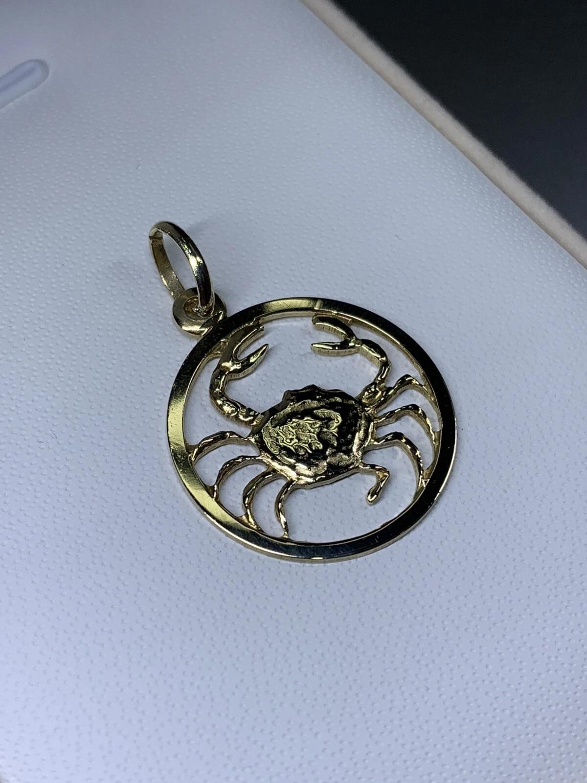 Pendentif en or jaune 10 ct avec breloque en forme de pièce de monnaie du zodiac, le crabe porte-bonheur en vente 1