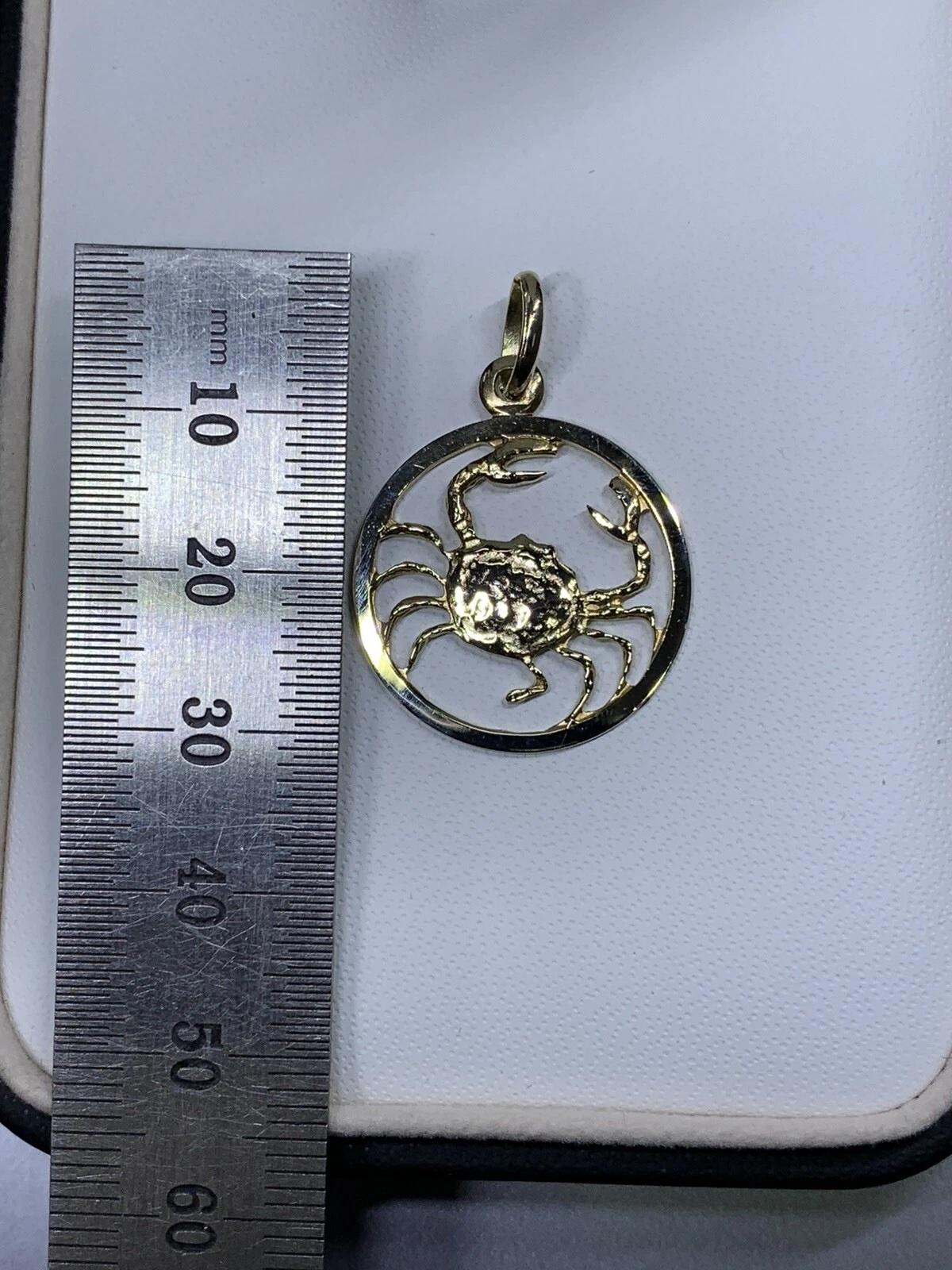 Pendentif en or jaune 10 ct avec breloque en forme de pièce de monnaie du zodiac, le crabe porte-bonheur en vente 2