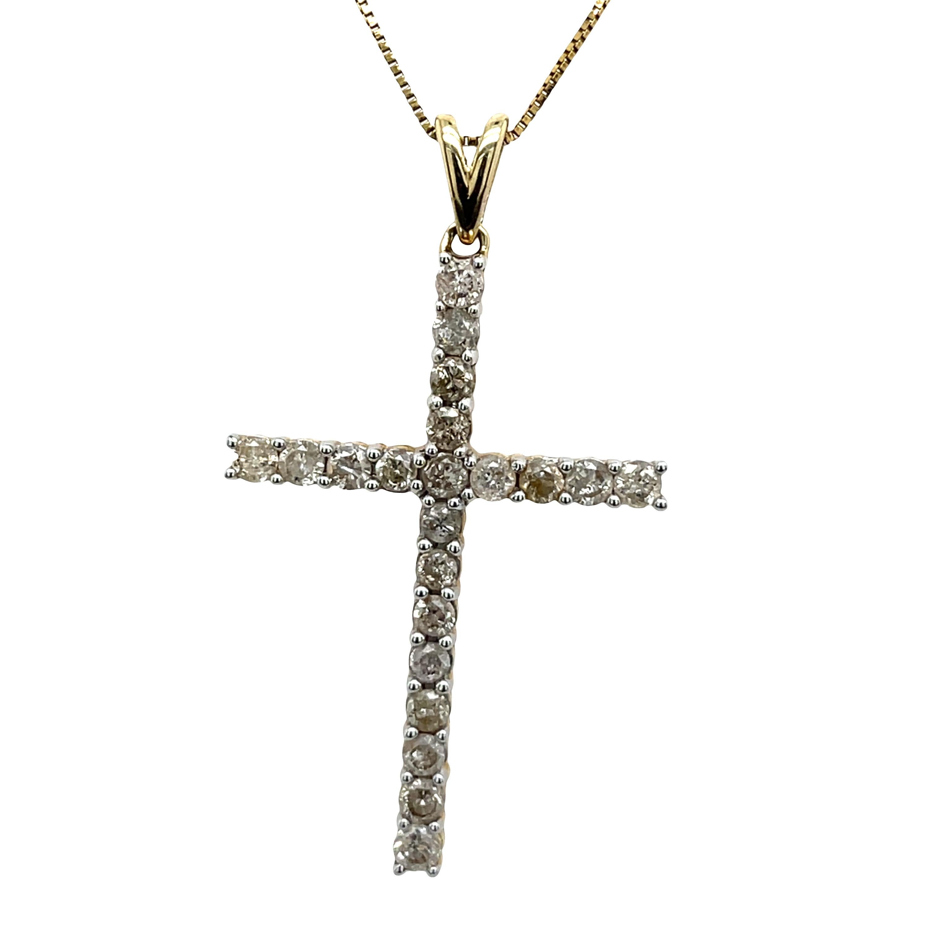 Cette délicate croix en or jaune 10ct sertie d'un diamant rond de taille brillant de 0,70ct, suspendue à une chaîne en or jaune 10ct, 18 pouces. Ce pendentif est un cadeau idéal pour vos proches.

Poids total des diamants : 0,70ct
Couleur du diamant