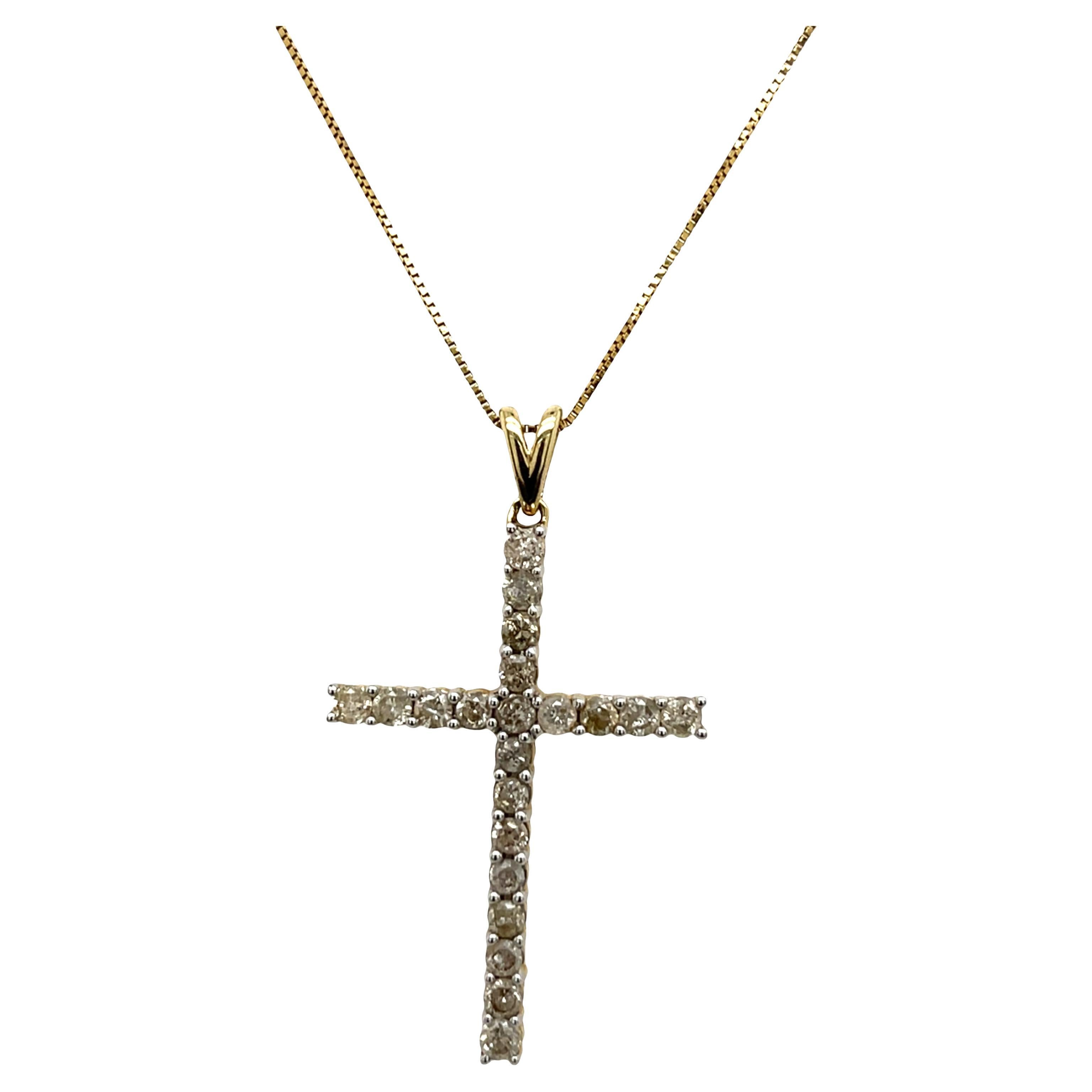 Ciondolo a croce con diamanti incastonati in oro giallo 10ct e diamanti rotondi 0,70ct
