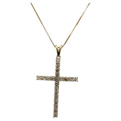 Ciondolo a croce con diamanti incastonati in oro giallo 10ct e diamanti rotondi 0,70ct