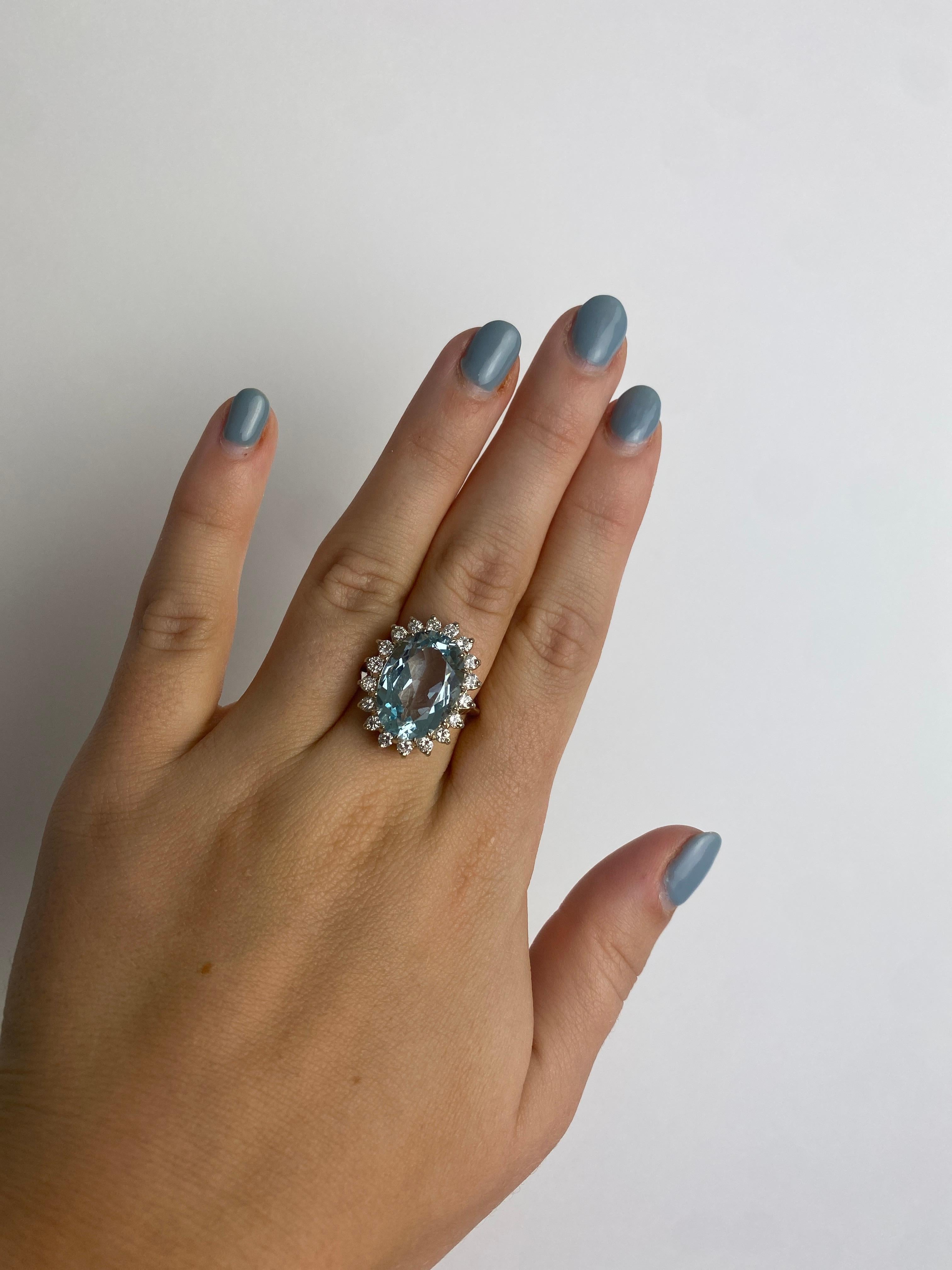 Bague aigue-marine ovale 10 carats et diamants, or blanc 14 carats, taille 7,75 en vente 1