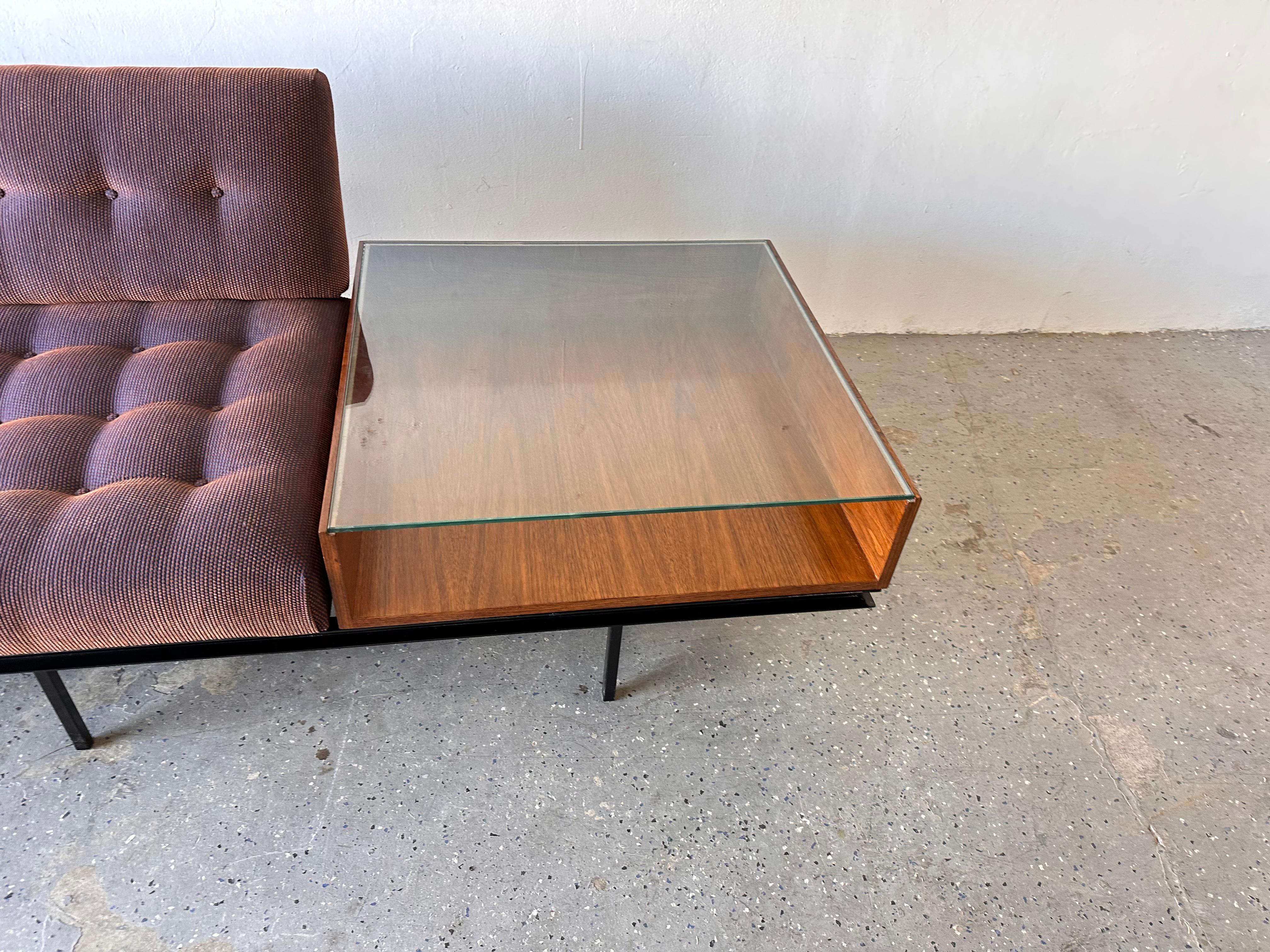 10ft Vintage Mid-Century-Sofa/Endtisch-Kombination entworfen von Florence Knoll (Metall) im Angebot